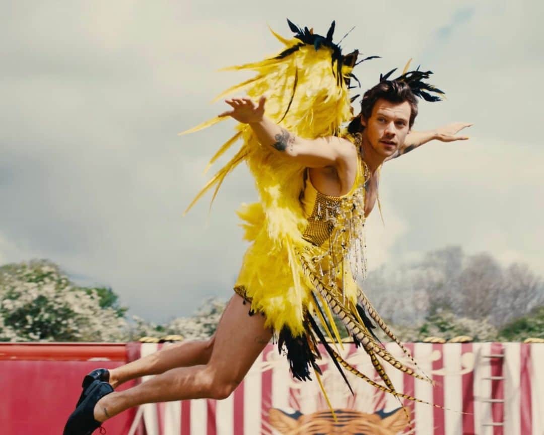 Harper's BAZAARさんのインスタグラム写真 - (Harper's BAZAARInstagram)「More than a year later, we finally know why @harrystyles was dressed like a canary in those photos floating around the Internet last May. 👀 The singer dropped the official music video for his latest Harry’s House single “Daylight.” Directed by @tanumuino, the video shows Styles as part of a circus, doing everything from walking on a tightrope to shooting out of a cannon to, yes, flying through the sky in custom @edmarler.」7月20日 2時06分 - harpersbazaarus