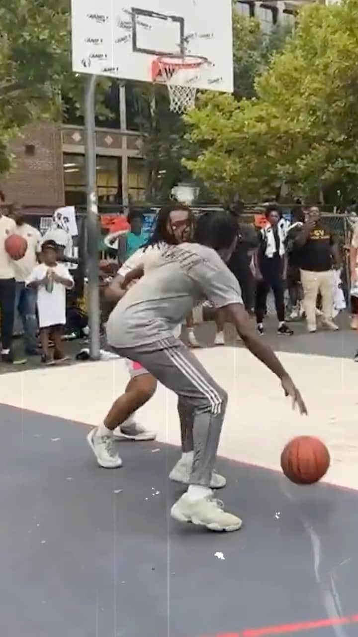 のインスタグラム：「July 23rd @and1 is back New York! Don’t miss the AND1 Open Run at Kingdome live and FREE on ClashTV. Download the app now 🔗 Link in bio.  #and1 #newyork #streetball #basketball #hoops #gametime #clashtv」