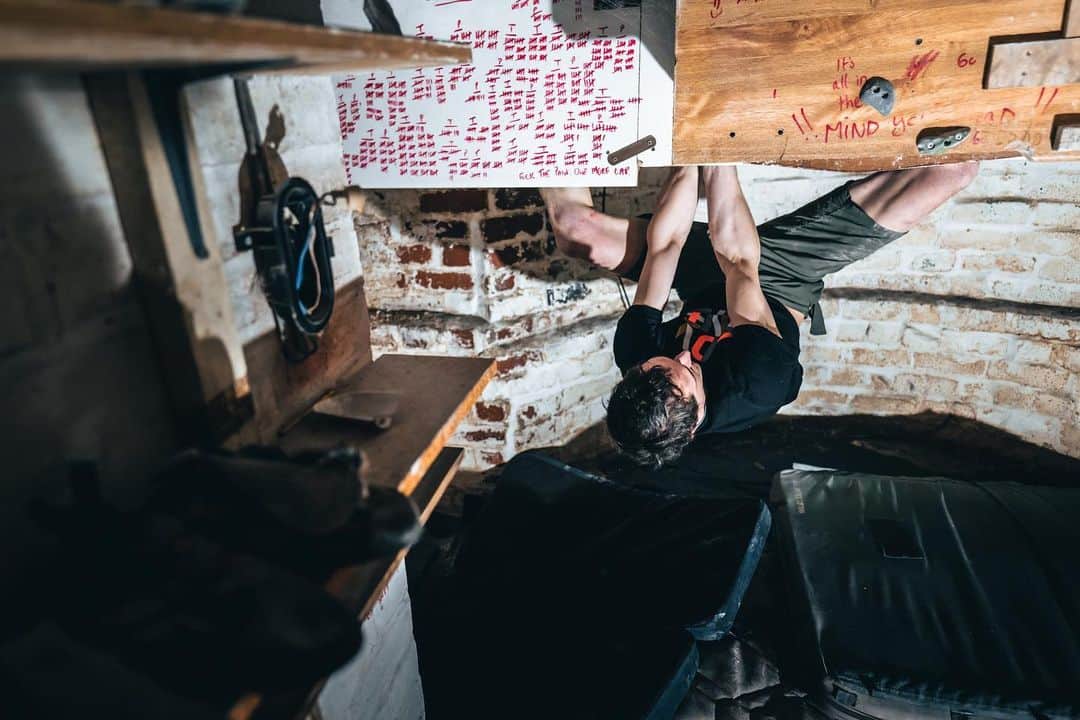 アダム・オンドラのインスタグラム：「Did you ask for a movie from the cellar with @wide_boyz? 🇬🇧 I think September 4 will be the right day to release on my YouTube channel 👊 You can count on it! But there may be more than just one video with @tompaulrandall and @petewhittaker01 ✌️ So keep an eye on the Wideboys socials and support our YouTube channels. You will find out more soon 🤜🤛  Pics by @pet.phot   #adamondra #AO #wideboyz #crackclimbing #crackisback #crackclimber #climbing #climbinglife #youtube #production #british #greatbritain #england」