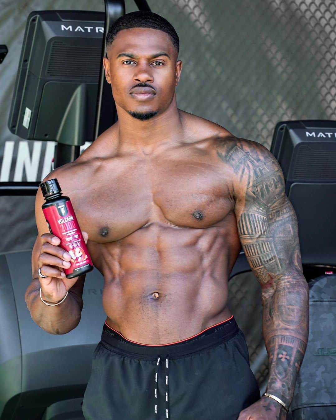 Simeon Pandaのインスタグラム：「FUEL 🔥 @innosupps Volcarn Brings the heat! x 💯 💦😅 Let’s go!   🤔 What’s in Volcarn 2000?⁣⁣ ⁣⁣ 👉🏾 Each serving of Volcarn™ 2000 contains 2000mg of liquid Carnitine and 25mg of GBEEC (“Super Carnitine” 🦸‍♂️) Both ingredients work together to boost your ATP stores (your fuel ⛽️), speed up your metabolism, give you more endurance and the GBEEC is a potent thermogenic they will make you SWEAT 💦 😅⁣⁣⁣⁣⁣ ⁣⁣⁣⁣⁣ 🌱 Volcarn 2000 contains ZERO artificial sweeteners, fillers, and harmful additives. ⁣⁣⁣⁣⁣ ⁣⁣ 👉🏾 Link in @innosupps bio or shop at: INNOSUPPS.COM⁣⁣  #innosupps #volcarn」