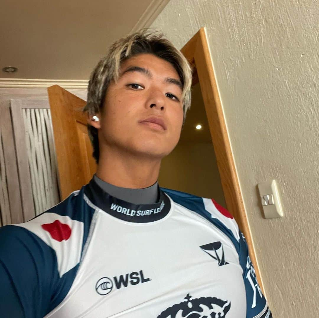 五十嵐カノアさんのインスタグラム写真 - (五十嵐カノアInstagram)「wow, we had some beautiful waves the last couple days. very thankful to walk away with a 3rd place result. it was a tough few days for me fighting an illness, barely sleeping, fever, etc but every morning i woke up and seeing the waves as good as they were really motivated me. very grateful for the people around me helping and taking care of me, or else i don’t think i would have been surfing! also a big thanks to the wsl doctors for always taking care of us. see you guys at the us open!」7月20日 2時12分 - kanoaigarashi