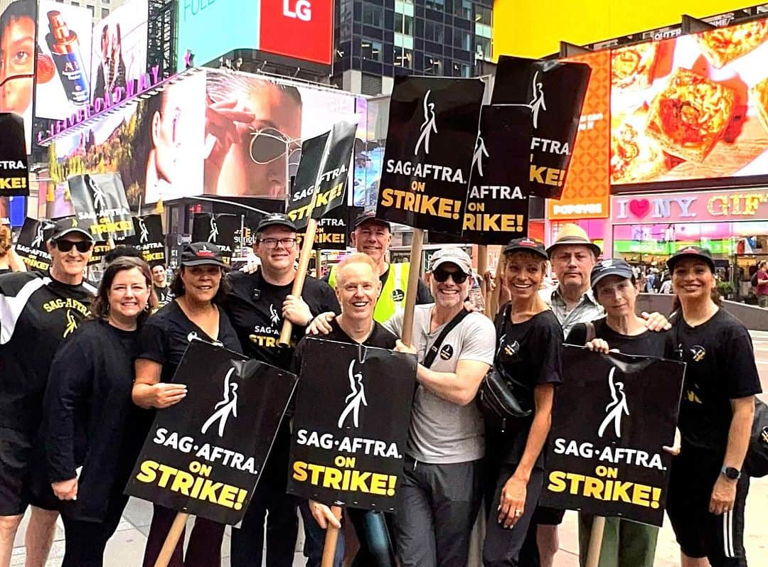 ラファエル・スバージさんのインスタグラム写真 - (ラファエル・スバージInstagram)「Coming at ya from @timessquarenyc where even with ALL the horns and traffic and drums and people— our brothers and sisters made a MIGHTY noise!! Tourists stared and took pictures, cabs and buses honked and called out in solidarity! The SPIRIT was strong, and we carried the day!  SO many amazing people in the photo— but @realchristianslater @duncanci (our lead negotiator!) @marin.hinkle @realmichellehurd @flatfootgaston much of the #NYC @sagaftra leadership— @rebeccadamon @lindapnyc @adriennehurd and so many others! We all felt THE FORCE, and left with pride and determination in our hearts!   #unions #strike #solidarity @wgastrikeunite @wgaeast #sagaftra #newyork #timesquare」7月20日 2時16分 - raphaelsbarge