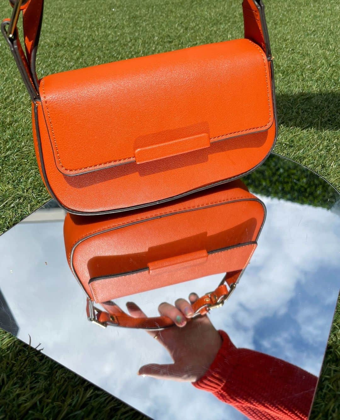 アクセサライズのインスタグラム：「Self-reflection (bag edition)」