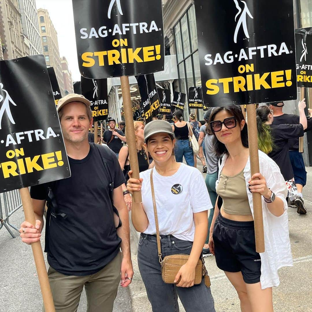 アメリカ・フェレーラのインスタグラム：「New York is a union town! ✊🏽🗽 #sagstrike」