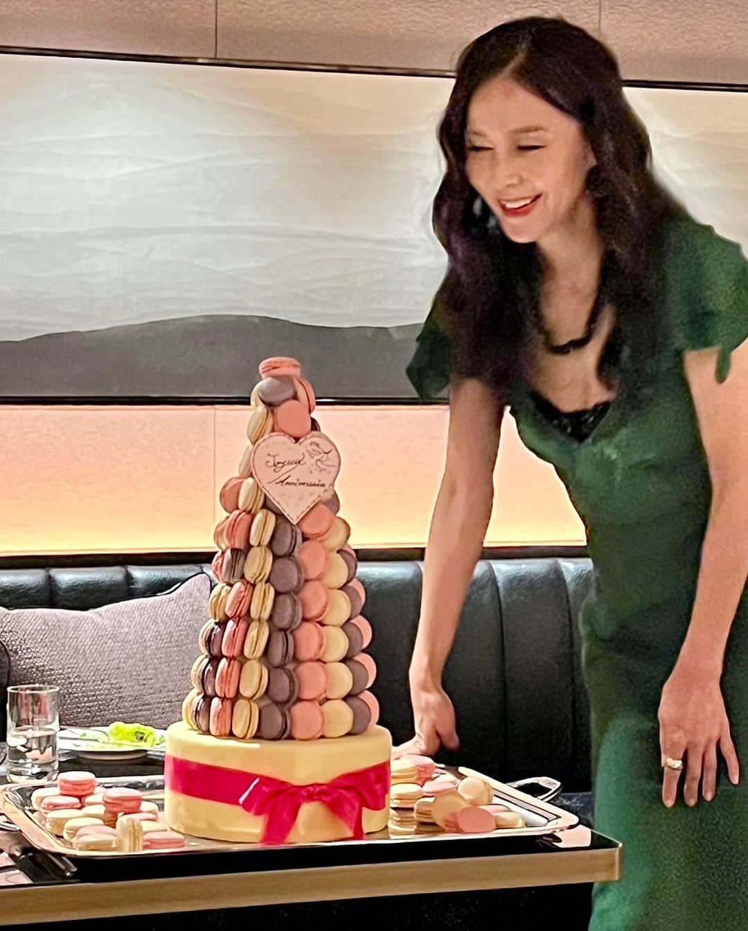 杉本彩のインスタグラム：「* * 本日７月19日、55歳のバースデーを迎えました！ なかなか重い年齢になってきました💦 きっと還暦まで、あっという間なんでしょうね😅 後悔のないよう、50代後半も頑張ります❗️  昨日は、祇園 竹香の女将で私の親友、由美ちゃんがバースデーパーティーを開催してくれました✨  毎年私のために開催してくれている友人の愛に感謝です💖  そして落語家の立川平林さんも、京都までいつも駆けつけてくださいます。安来節で会場を盛り上げてくれる平林さん😃 今年もありがとうございました✨✨  同級生の女子とも記念撮影📸 幼稚園や小学校からの長い変わらぬお付き合いに感謝✨✨✨  車いすダンサーのなさっちと京都の大切な仲間たち💖  スリーショットは、インスタライブでお馴染み、IZAのタキさん、そしてイラストレーターの黒川ツナ子さん💕  今年の会場は、フォションホテル京都さんにお世話になりました❣️  お食事もシャンパンも最高に美味しかったです😃  @fauchon_lhotel_kyoto  #バースデーパーティー #birthday @iza_official」