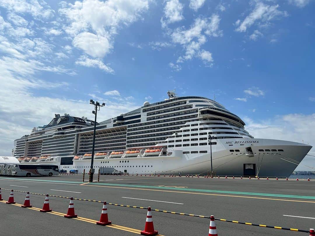 佐々木明のインスタグラム：「Thank you Mighty Crown @mightycrown   FAR EAST REGGAE CRUISE 🛳️ @fareastreggaecruise   40歳すぎて新しい旅と感性の方法を知り 挑戦と言うのはこう言う事だから、 と思い知らされて また背中が遠のき 改めて遠い存在であるからこその 追いかけられる背中であると 知らされた最高の船旅だった。  日本でリゾート開発ホテル開発されていらっしゃる錚々たる方々お会いする機会がありますが そんな方にこそ僕が自信を持って お伝えする事がまた一つ加わり その一つがとても大きなコトであるのは言うまでもありません。  大きな背中を追っていってよかった。  Big up @mastasimon @samicrown_lens」