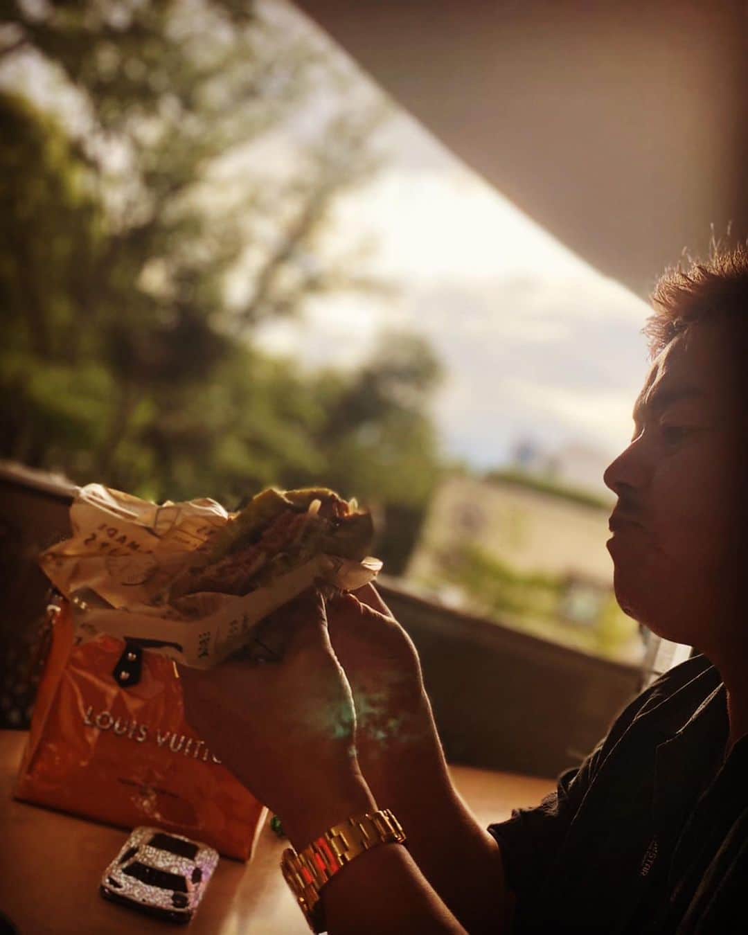 諸星伸一のインスタグラム：「⭐️再びWAY BUCK⭐️  テラス席でフォアグラバーガーを食べながら、表参道を見てると色々な人がいて面白い🍔笑  #lamborghini #ランボルギーニ #morohoshi #諸星伸一 #fightingstar #ファイティングスター #fsbk #世界最強モロックマ #世界最強諸星一家 #諸星一家 #powercraft  #lexani #lexanijapan #rockford #tokyo #japan  皆さんもWAY BUCKフォアグラバーガーぜひ食べてみてください🍔✨」