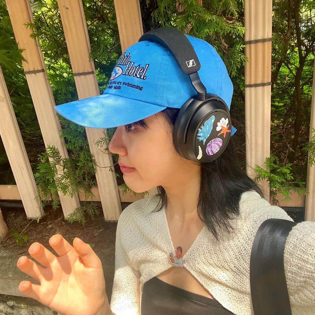 キム・ヒャンギのインスタグラム：「🐬 바다가 들린다 가고싶으나 못 가므로  정신승리!」