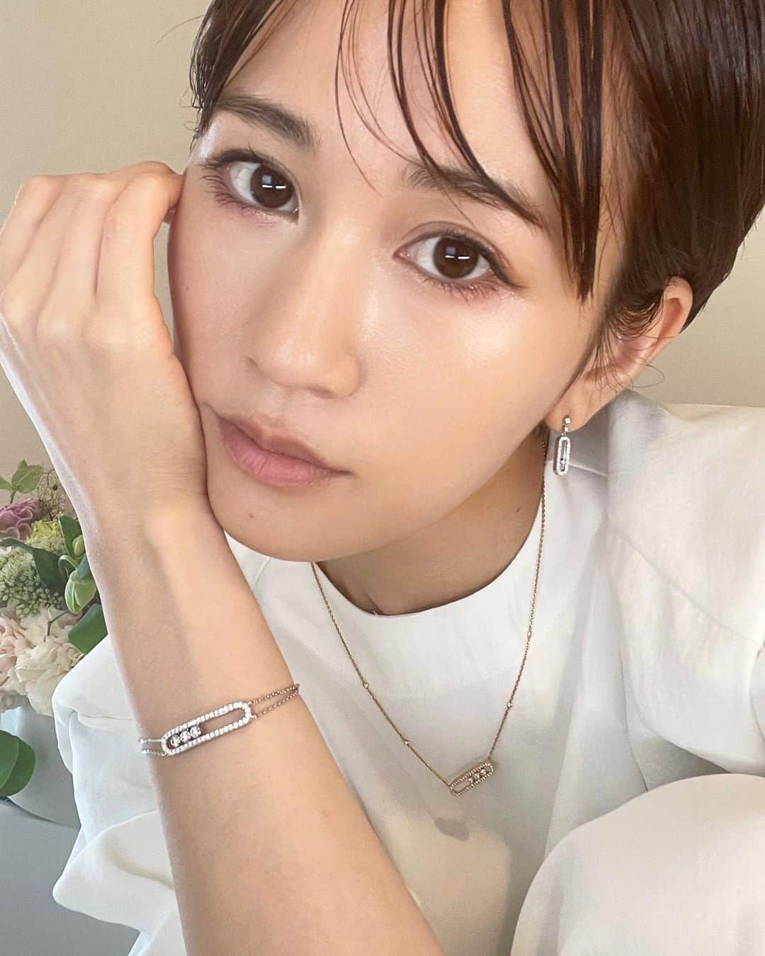 前田敦子さんのインスタグラム写真 - (前田敦子Instagram)「#messikajewely  アイコニックコレクション　ムーブ ダイアモンドが動くの可愛すぎる🤍👏 ブレスレットは腕に沿うデザインになっていて、フィットしてくれるのが特にお気に入り💘 色をミックスしてつけるのもかなりおすすめです❤️🔥」7月20日 13時34分 - atsuko_maeda_official