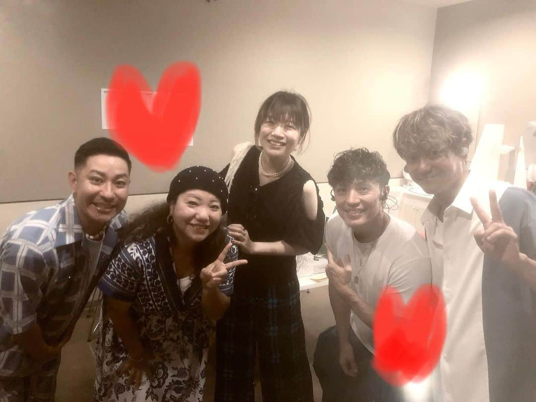 東出真緒さんのインスタグラム写真 - (東出真緒Instagram)「先日、HYのツアーセミファイナル東京にお邪魔してきました❤️  久しぶりに会えただけでも涙なのに ライブがまた本当に良かった🥲✨  大人も子供も楽しませるひーでの惹きつけ力と優しい声🌼 もっともっと聴きたいと思うDIVAいーずの歌声といーずーコーナーのギャップ🤣 全身から素晴らしい人間性溢れるしゅんのあたたかさ、絵本も素敵🌿 ハピバの愛され役しんちゃん、めっちゃマッチョになってた🎂  たくさーーーん愛とか生きる力をもらって来ました✨✨  ファイナル沖縄、無事完走お祈りいたします！！ またすぐ会おう❤️❤️ ラブ❤️  HY is the one and only great band✨✨ Best friends!  #HY #hykafuutour  #BIGMAMA #love」7月20日 12時01分 - mao_bigmama_vn