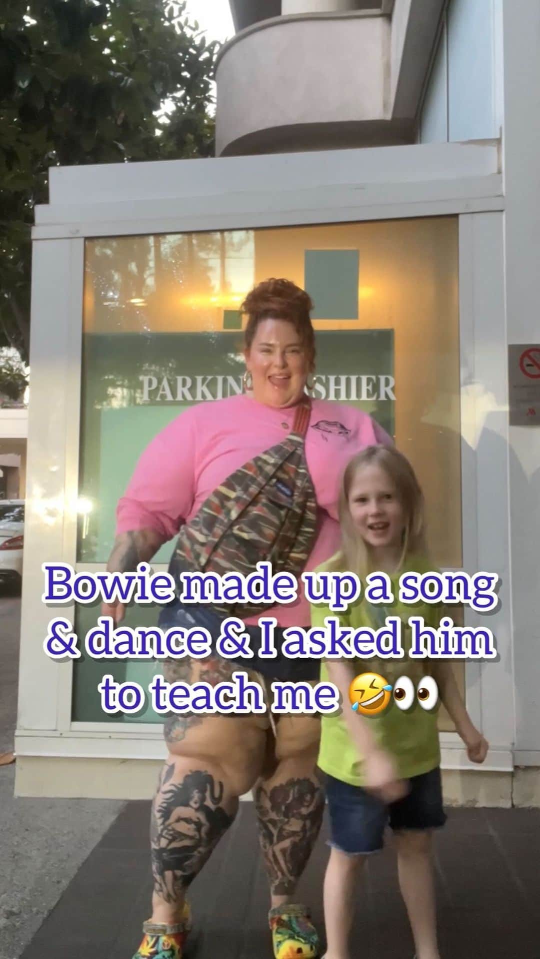 テス・ホリデーのインスタグラム：「How I became a model & am not coordinated?! Is beyond me but for bless y’all’s lil nephew for keeping me humble 🤣😅💕 #whattheheckthatsrandom #momlife #boymom #dancing #momandbubbatime」