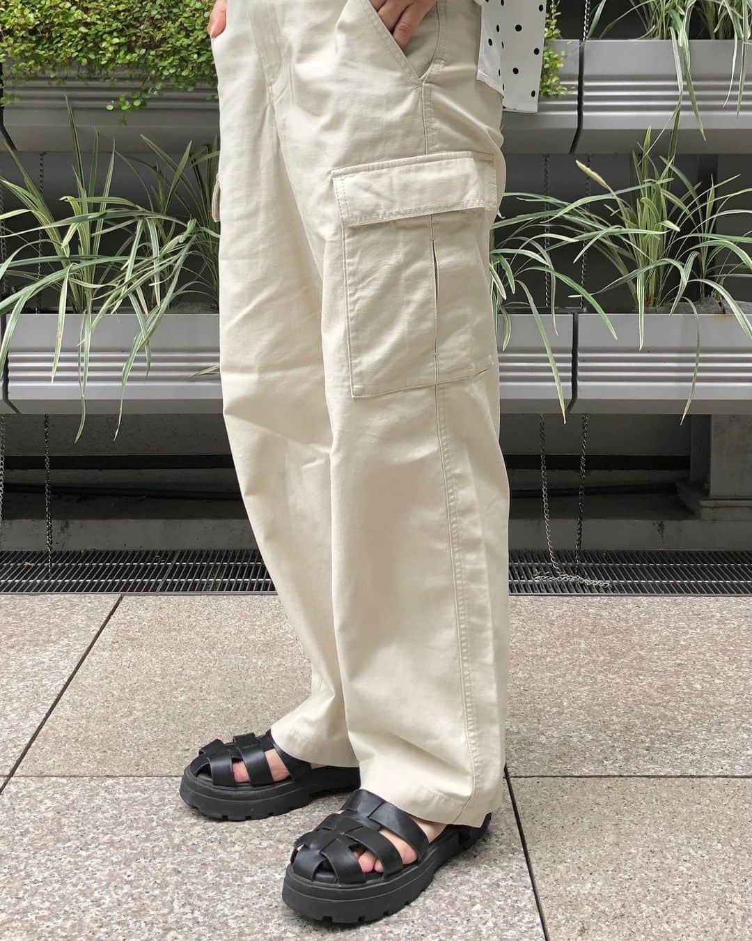 ユニクロ 銀座店さんのインスタグラム写真 - (ユニクロ 銀座店Instagram)「【ワイドストレートカーゴパンツ】  大人気のカーゴパンツシリーズに、ワイドストレート シルエットが新登場！！  ウエストはゴム使用でラクに履けるコットン100％素材を使用したワークパンツは、普段使いからお出掛けスタイルまで大活躍間違いなしです！ 是非店頭でお試しください☺️   着用アイテム写真1/2枚目（161cm 丈標準Mサイズ着用）  #レーヨンプリントブラウス  #ラウンドミニショルダーバッグ  #ワイドストレートカーゴパンツ   着用アイテム写真3枚目（161cm 丈標準Mサイズ着用）  #エクストラファインメリノリブポロカーディガン  #レザータッチミニウォレットショルダーバッグ  #ワイドストレートカーゴパンツ   #UNIQLO#ユニクロ#LifeWear#ユニクロ銀座#uniqlo #uniqloginza#ユニクロ新作#ユニクロ購入品#ユニクロコーデ #銀座#ginza#夏コーデ#カーゴパンツ#ユニクロのカーゴパンツ #ベーシックコーデ #シンプルコーデ#パンツコーデ#旅行コーデ#旅行 #大人カジュアル」7月20日 12時12分 - uniqlo_ginza