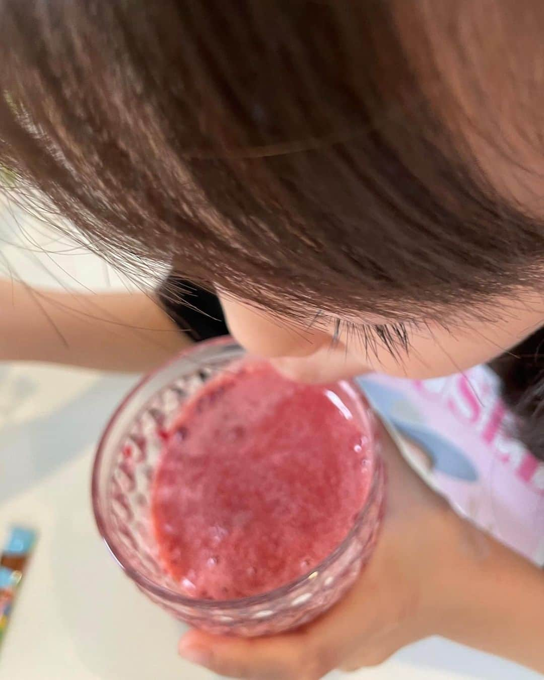 蛯原英里さんのインスタグラム写真 - (蛯原英里Instagram)「⭐︎⭐︎⭐︎ 我が家の1日の始まりは いつも青汁からスタート！ 子供たちも満足気な表情（写真1枚目）  「青汁」って飲めば確かに栄養があって 健康にいいものなんですけど それだけではないような気がしていて。  「カラダにいいものを食べれば、元気になる」とはいえ、美味しくなければ 絶対に飲んでくれないのがまた子供…😂  だから、「モリママの赤い青汁」 青汁ですが、いちご味に調整されていて 子供でも飲みやすい✨  我が家では 最近スイカジュースにモリンガを 混ぜて飲むのにハマっています！  ハマりすぎてお姉ちゃんが 率先してやってくれます😊  弟もぐびぐび飲んでくれる （写真7枚目）  スイカとの相性が良く いつもの牛乳より上回るものが出てきて 驚きなんです🫢  果肉の歯ごたえも良く いつもより飲んでくれて 腹持ちも良さそう♡  夏は暑い日が続き 汗をたくさんかく時期💦  スイカには疲労回復や利尿作用のある カリウムが豊富だから 夏バテには効果がありそうなので スイカジュース割り🍉モリンガの 出番が増えそう！  そして、子供用の 「モリママの赤い青汁」に加え 私と主人用には「フルーツモリンガ」も 常備しています  フルーツモリンガは緑色で苦味がなく りんご味でスッキリしていて こちらも飲みやすくてお気に入り☺️  ですが、私も今は スイカジュースで割るのにハマっています おいしいですよー！  子供と一緒に”カラダにいいこと”を 始めたい方や日頃から”野菜不足”が 気になっている方に特におすすめです♪  今日から夏休み🏝 いろんな予定がありますが マイナチュラの青汁で 家族の元気をサポートしましょう💪  📣＼とってもお得なお知らせです／  現在開催中の楽天お買い物マラソンでは 今回紹介したモリンガ青汁を含め マイナチュラさんの店内商品 「全40％OFF」になるそうです！  さらに！  私のこのInstagramを見てくださっている皆様には、追加で10％OFFになる 限定クーポンを特別に発行してくださいました👏  トータルで50％OFFになるので とってもお得ですよね✨  購入されるときは ぜひぜひクーポンをご利用くださいね💕  Instagramユーザー様限定クーポンは こちらです  ↓↓↓  https://coupon.rakuten.co.jp/getCoupon?getkey=U1pBSi1FUzhWLVdPR08tSEZGWA--&rt=  是非この機会にお試し下さい♪  @fruitsmoringaslim #モリンガ  #マイナチュラ  #pr  #美味しい青汁  #青汁  #子ども青汁  #野菜不足  #楽天  #お買い物  #夏休み」7月20日 12時18分 - eriebihara