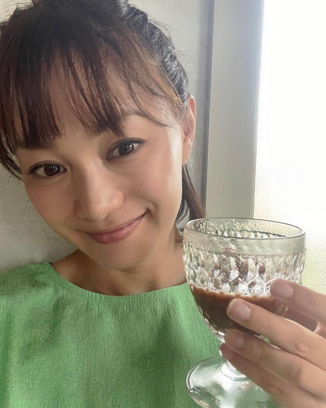 蛯原英里さんのインスタグラム写真 - (蛯原英里Instagram)「⭐︎⭐︎⭐︎ 我が家の1日の始まりは いつも青汁からスタート！ 子供たちも満足気な表情（写真1枚目）  「青汁」って飲めば確かに栄養があって 健康にいいものなんですけど それだけではないような気がしていて。  「カラダにいいものを食べれば、元気になる」とはいえ、美味しくなければ 絶対に飲んでくれないのがまた子供…😂  だから、「モリママの赤い青汁」 青汁ですが、いちご味に調整されていて 子供でも飲みやすい✨  我が家では 最近スイカジュースにモリンガを 混ぜて飲むのにハマっています！  ハマりすぎてお姉ちゃんが 率先してやってくれます😊  弟もぐびぐび飲んでくれる （写真7枚目）  スイカとの相性が良く いつもの牛乳より上回るものが出てきて 驚きなんです🫢  果肉の歯ごたえも良く いつもより飲んでくれて 腹持ちも良さそう♡  夏は暑い日が続き 汗をたくさんかく時期💦  スイカには疲労回復や利尿作用のある カリウムが豊富だから 夏バテには効果がありそうなので スイカジュース割り🍉モリンガの 出番が増えそう！  そして、子供用の 「モリママの赤い青汁」に加え 私と主人用には「フルーツモリンガ」も 常備しています  フルーツモリンガは緑色で苦味がなく りんご味でスッキリしていて こちらも飲みやすくてお気に入り☺️  ですが、私も今は スイカジュースで割るのにハマっています おいしいですよー！  子供と一緒に”カラダにいいこと”を 始めたい方や日頃から”野菜不足”が 気になっている方に特におすすめです♪  今日から夏休み🏝 いろんな予定がありますが マイナチュラの青汁で 家族の元気をサポートしましょう💪  📣＼とってもお得なお知らせです／  現在開催中の楽天お買い物マラソンでは 今回紹介したモリンガ青汁を含め マイナチュラさんの店内商品 「全40％OFF」になるそうです！  さらに！  私のこのInstagramを見てくださっている皆様には、追加で10％OFFになる 限定クーポンを特別に発行してくださいました👏  トータルで50％OFFになるので とってもお得ですよね✨  購入されるときは ぜひぜひクーポンをご利用くださいね💕  Instagramユーザー様限定クーポンは こちらです  ↓↓↓  https://coupon.rakuten.co.jp/getCoupon?getkey=U1pBSi1FUzhWLVdPR08tSEZGWA--&rt=  是非この機会にお試し下さい♪  @fruitsmoringaslim #モリンガ  #マイナチュラ  #pr  #美味しい青汁  #青汁  #子ども青汁  #野菜不足  #楽天  #お買い物  #夏休み」7月20日 12時18分 - eriebihara