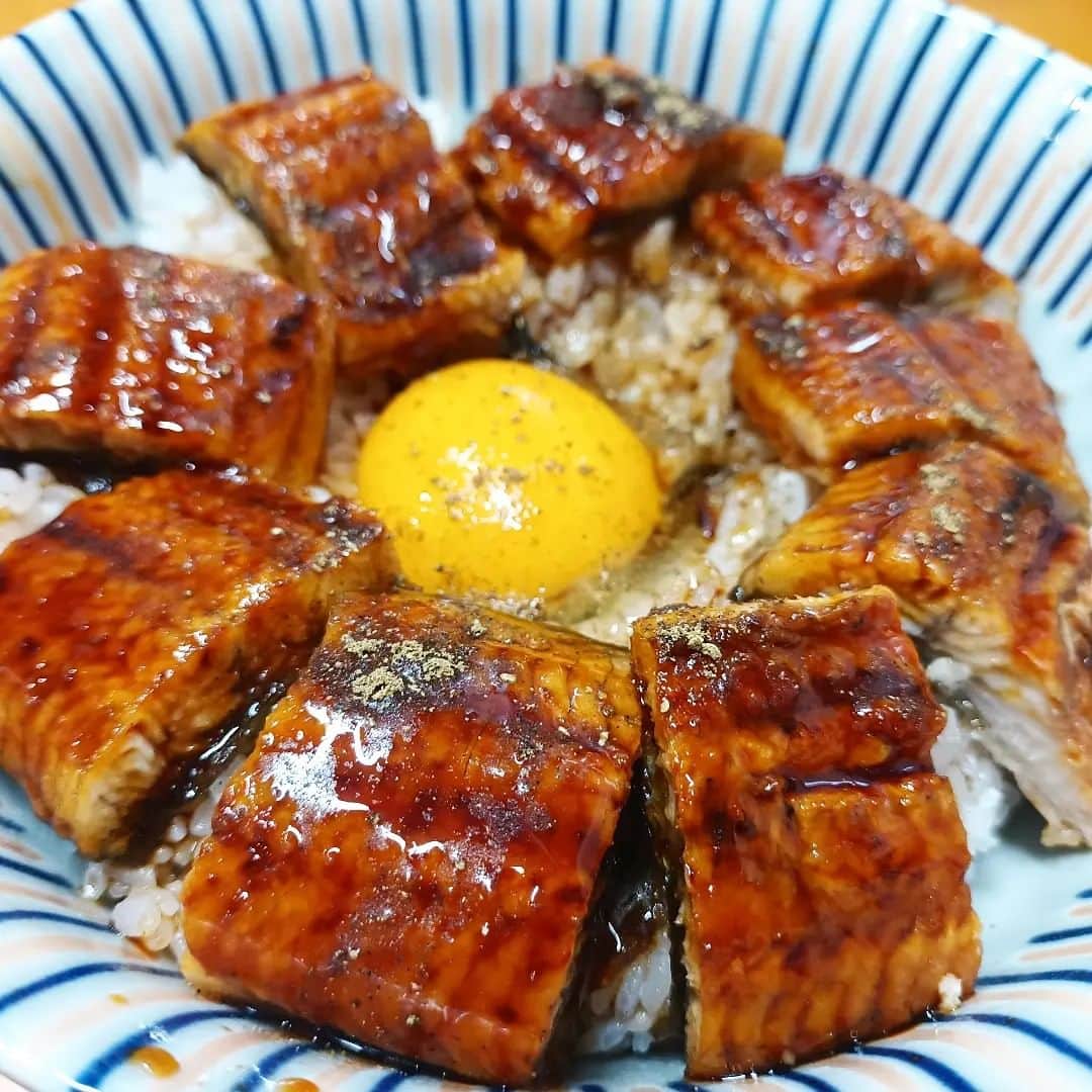松本隆博のインスタグラム：「。⁡ ⁡ここ最近の収録の話題が⁡、 ⁡土用の丑の日なので⁡、、 ⁡つい食べたくなり😋、自宅⁡ ⁡鰻を食べました。。⁡⁡ ⁡ ⁡ちなみに土用の丑の日は…⁡ ⁡7月30日(日)ですからね！⁡ ⁡ややこしいのは前日が土曜の ⁡29日で肉の日ですからね⁡(笑)⁡ ⁡土曜が肉の日で、日曜が土用⁡ ⁡の「うし」の日で鰻の日…💦⁡ ⁡ややこし。(笑)⁡⁡ ⁡⁡ ⁡安い鰻を美味く食べる方法:⁡ ①鰻タレは別で買うこと。⁡⁡ ⁡②卵の黄身を添えること。⁡⁡ ⁡③多めの山椒⁡ ⁡⁡ ⁡鰻は水洗いしてタレを落し、⁡ ⁡少しタレを掛けてラップ掛けて⁡ ⁡チンする。⁡ ⁡ご飯に乗せてまたタレをぐるっと⁡ ⁡掛ける…(笑) ⁡これで充分に高級鰻気分ですよ⁡ ⁡お試しあれい‼️⁡ ⁡⁡ 気分はウナギ登り‪(´•ᴗ• ก )‬՞ ՞⁡ ⁡⁡ ⁡還暦少年 松本隆博⁡ ⁡ ⁡⁡ ⁡」