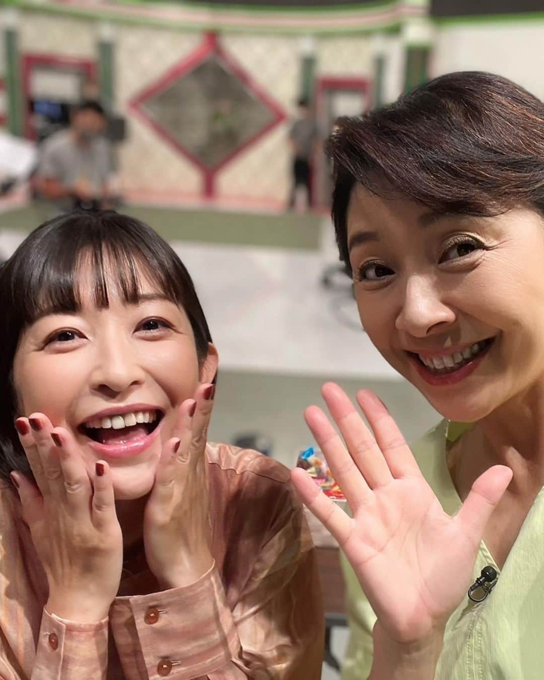 小野真弓さんのインスタグラム写真 - (小野真弓Instagram)「こんにちは☺️🌻  お仕事かーさん。 パジャマみたいな〜 おしゃれ着。😆😪🛏️💤 久しぶりの、 いいものプレミアムの収録でした🙋‍♀️✨ 秋頃オンエア予定🍁 季節先取りです🍂^ ^  いつもとってもあたたかい、ゆう子お姉さん💘✨ うちの保護動物のことも、 いつも気にかけてくださいます🥺 @yuko_kanzaki_official   仕事から帰宅後、 ほんとのヨレヨレパジャマに着替えて、 ナナちゃんを抱っこしながら 飲むビールがうまい😆🙋‍♀️✨ 🍺☀️  🦝🐏🐯🐯🐼🐈‍⬛✨ 近頃、ぐぐーーーっと距離が縮まったくーちゃん🐈‍⬛❤️ なんだかやっぱりちょっと変なちりんくん🐼💘😂 うちの子たちも〜 それぞれみんな今日も元気です😆✨  午後も、 暑さに気をつけて、、 今日も良い一日を☺️🍀」7月20日 12時18分 - hanaharuaroi