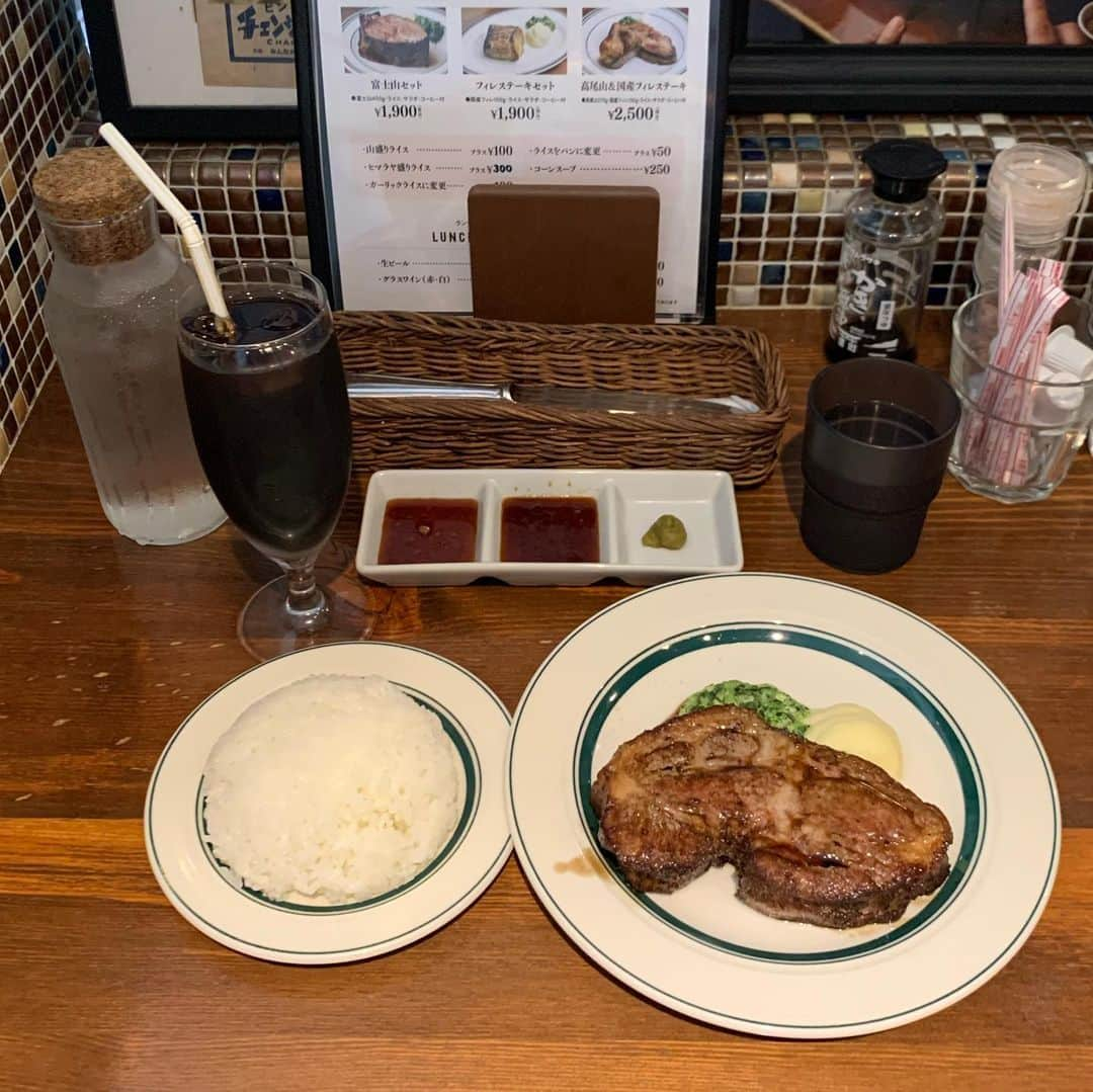 くろさんのインスタグラム写真 - (くろInstagram)「高尾山セット🥩1,300円  いつも行列で気になっていたマロリーポークステーキ🐖  平日ランチの高尾山270g・ライス・サラダ・コーヒー付きでコスパ良し👍🏻  お店出たら更に行列になってましたw  #マロリーポークステーキ #高尾山セット #高尾山セット270g #ポークステーキランチ #マロリーポークステーキ自由が丘 #マロリーポークステーキ自由が丘店 #自由が丘ランチ #自由が丘グルメ #くろ呑み喰い」7月20日 12時27分 - m6bmw