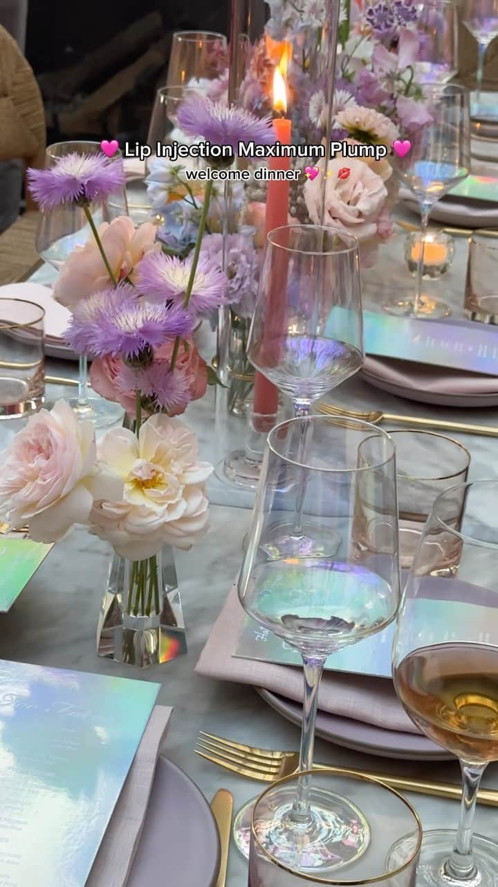 Too Facedのインスタグラム：「Summer Nights on Sunset 🫶🌅💓 Kicked off our first night with our BFF’s with a dinner celebrating our best-selling Lip Injection Plumping Lip Glosses! 😘💋 #toofaced #tfcrueltyfree」