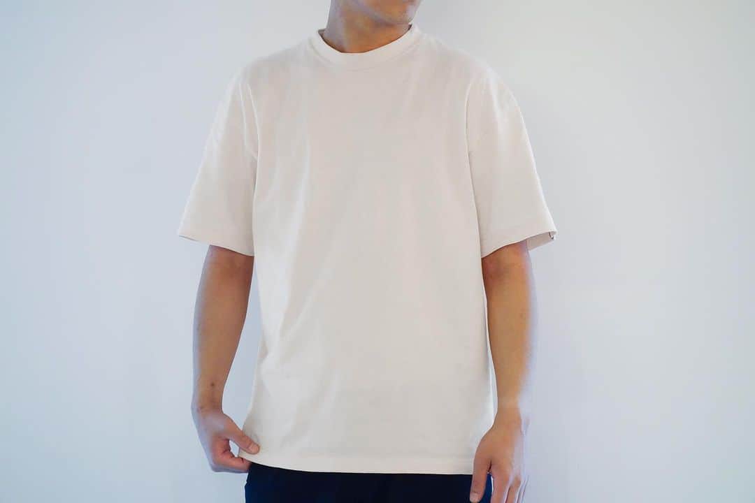 ループウィラーさんのインスタグラム写真 - (ループウィラーInstagram)「. 店頭ではTシャツをご覧頂けますが、定番として製作しているポケットTシャツやリラックスフィットTシャツに使われている素材はミドルウェイト30/2コーマ吊り天竺を使用しております。 Tシャツに使用される糸はカード糸を使うものが多く、カード糸は紡績(綿から糸にする工程)において短い繊維や細かなゴミを取り除き、繊維の束であるスライバーをつくることをカード工程と呼びます。  このスライバーから糸を作ったものをカード糸と呼び、製作に使用しているコーマ糸はスライバーから更に細かく短い繊維を取り除き櫛(くし)ですくように繊維を平行にすることをコーミング工程といいます。 この工程を経た糸がコーマ糸になります。  通常コーマ糸は40番手(糸の太さを表す単位)より細い糸に多くみられますが、ループウィラーのTシャツきじは30番手という少し太めの糸を使用しています。 30番手はカード糸が多いですが、肌触りや着心地を良くするために30番手の糸にコーミング工程を施しています そのため生地の厚みとしっかり感がありながらも肌触りが良い風合いとなります。 是非店頭にてお試しください。  At our store, you can find various T-shirts on display. Our classic offerings include pocket T-shirts and relaxed fit T-shirts, both crafted using medium-weight 30/2 combed loopwheel  fabric.  The yarn used for these T-shirts is predominantly carded yarn. Carded yarn is produced during the spinning process, where short fibers and tiny impurities are removed from the fiber bundle called sliver, resulting in what is known as the carding process. The yarn made from this sliver is called carded yarn. For our production, we use combed yarn, which undergoes an additional process called combing, where finer and shorter fibers are removed, aligning the fibers parallel to each other with a comb. This refined yarn is referred to as combed yarn.  While combed yarn is usually found in finer counts (measuring the thickness of the yarn), Loopwheeler's T-shirts employ a slightly thicker 30-count yarn. This choice is made to enhance the softness and comfort of the fabric while maintaining a sense of thickness and sturdiness.  We invite you to experience the exceptional feel of Loopwheeler's T-shirts, offering a delightful balance between fabric thickness and a pleasant touch. Please visit our store to try them out.  #loopwheeler #ループウィラー #loopwheelersendagaya  #ループウィラー千駄ヶ谷 #tsuriami #吊り編み #sweat #スウェット」7月20日 12時29分 - loopwheeler_official