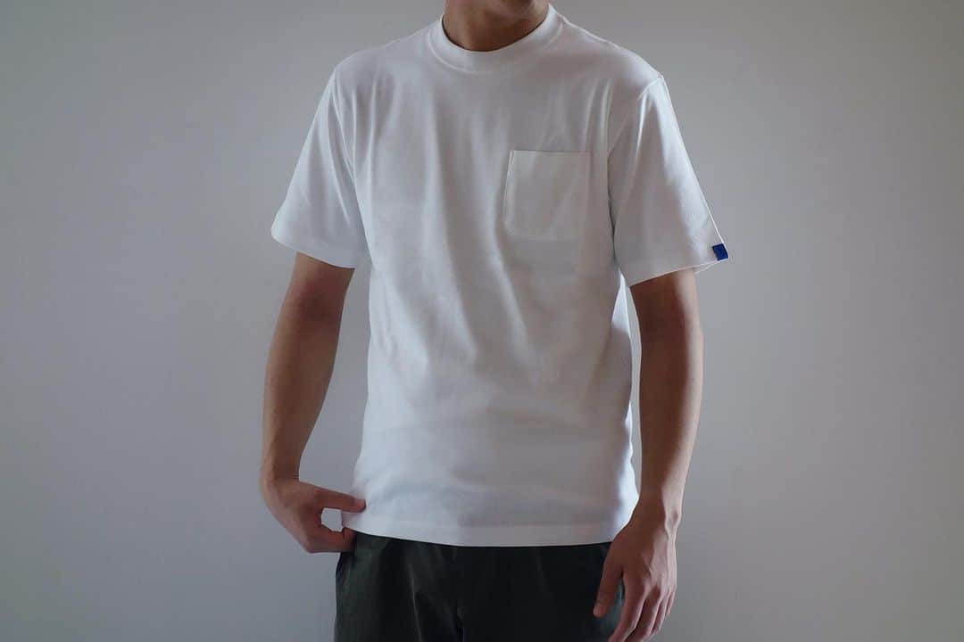 ループウィラーさんのインスタグラム写真 - (ループウィラーInstagram)「. 店頭ではTシャツをご覧頂けますが、定番として製作しているポケットTシャツやリラックスフィットTシャツに使われている素材はミドルウェイト30/2コーマ吊り天竺を使用しております。 Tシャツに使用される糸はカード糸を使うものが多く、カード糸は紡績(綿から糸にする工程)において短い繊維や細かなゴミを取り除き、繊維の束であるスライバーをつくることをカード工程と呼びます。  このスライバーから糸を作ったものをカード糸と呼び、製作に使用しているコーマ糸はスライバーから更に細かく短い繊維を取り除き櫛(くし)ですくように繊維を平行にすることをコーミング工程といいます。 この工程を経た糸がコーマ糸になります。  通常コーマ糸は40番手(糸の太さを表す単位)より細い糸に多くみられますが、ループウィラーのTシャツきじは30番手という少し太めの糸を使用しています。 30番手はカード糸が多いですが、肌触りや着心地を良くするために30番手の糸にコーミング工程を施しています そのため生地の厚みとしっかり感がありながらも肌触りが良い風合いとなります。 是非店頭にてお試しください。  At our store, you can find various T-shirts on display. Our classic offerings include pocket T-shirts and relaxed fit T-shirts, both crafted using medium-weight 30/2 combed loopwheel  fabric.  The yarn used for these T-shirts is predominantly carded yarn. Carded yarn is produced during the spinning process, where short fibers and tiny impurities are removed from the fiber bundle called sliver, resulting in what is known as the carding process. The yarn made from this sliver is called carded yarn. For our production, we use combed yarn, which undergoes an additional process called combing, where finer and shorter fibers are removed, aligning the fibers parallel to each other with a comb. This refined yarn is referred to as combed yarn.  While combed yarn is usually found in finer counts (measuring the thickness of the yarn), Loopwheeler's T-shirts employ a slightly thicker 30-count yarn. This choice is made to enhance the softness and comfort of the fabric while maintaining a sense of thickness and sturdiness.  We invite you to experience the exceptional feel of Loopwheeler's T-shirts, offering a delightful balance between fabric thickness and a pleasant touch. Please visit our store to try them out.  #loopwheeler #ループウィラー #loopwheelersendagaya  #ループウィラー千駄ヶ谷 #tsuriami #吊り編み #sweat #スウェット」7月20日 12時29分 - loopwheeler_official