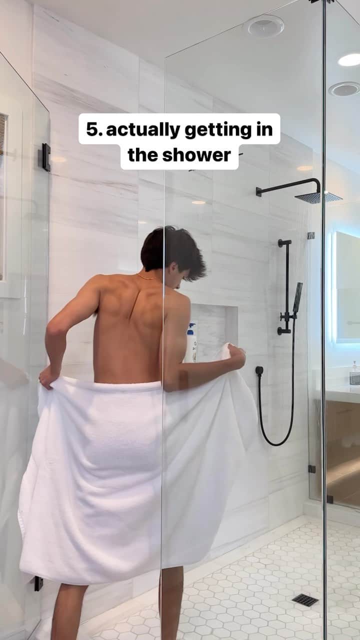 Brent Riveraのインスタグラム：「Stages of a shower😂」