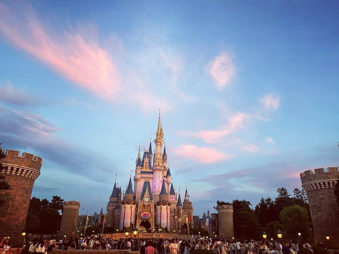 shojiさんのインスタグラム写真 - (shojiInstagram)「Went to Tokyo Disney Land with family and it was filled with happiness🏰 Happy to see my kids smiling all the time😊  家族でディズニーへ！ バタバタしててなかなか家族の時間が取れなかったので、子供達が喜んでくれてよかったー😁  #stkgz #シッキン #シットキングス #shoji #持田将史 #ディズニーランド」7月20日 12時35分 - shoji_stkgz