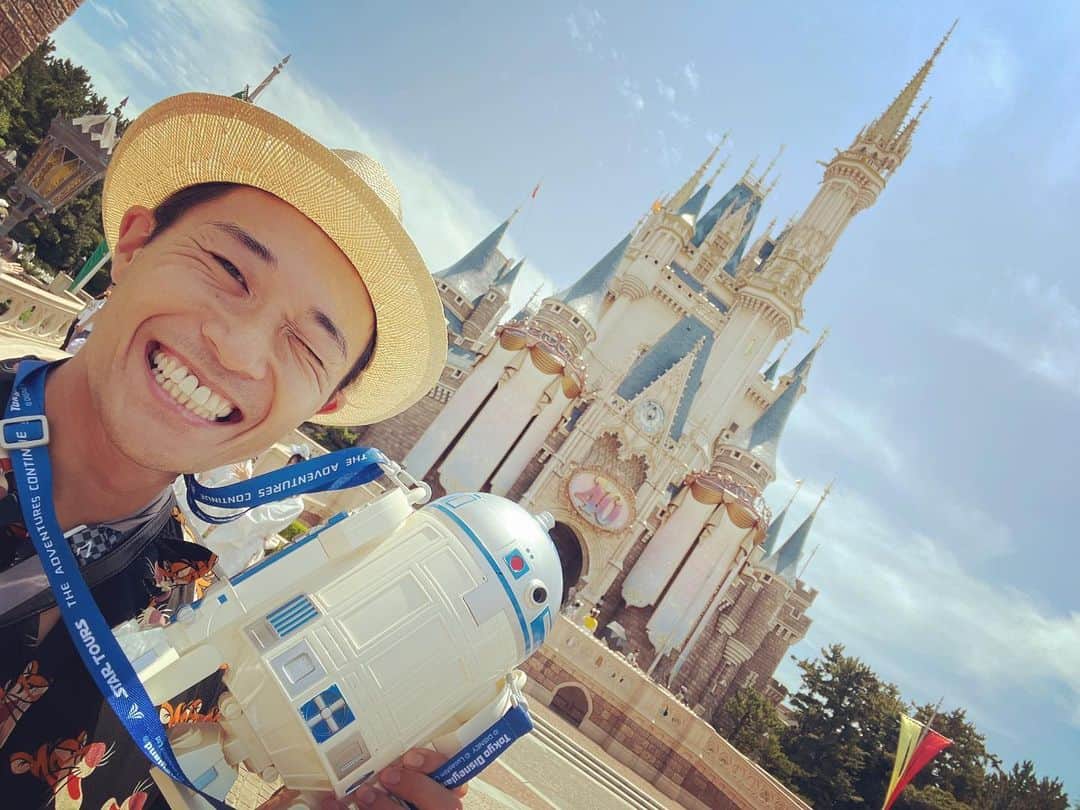 shojiのインスタグラム：「Went to Tokyo Disney Land with family and it was filled with happiness🏰 Happy to see my kids smiling all the time😊  家族でディズニーへ！ バタバタしててなかなか家族の時間が取れなかったので、子供達が喜んでくれてよかったー😁  #stkgz #シッキン #シットキングス #shoji #持田将史 #ディズニーランド」