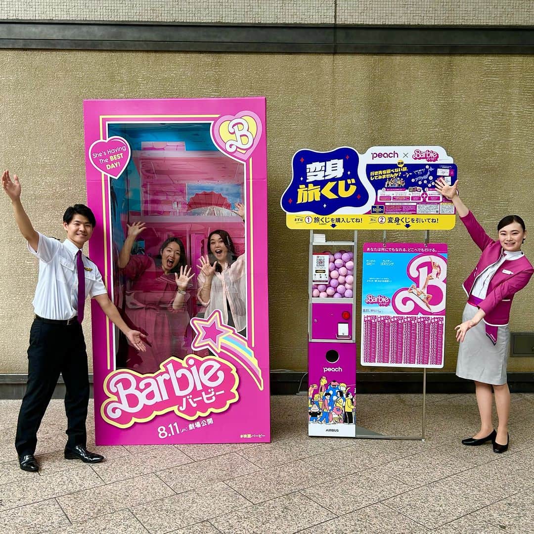 ピーチ・アビエーションのインスタグラム：「Hi Barbie ! Hi Ken !  本日より #映画バービー とPeachがコラボした「#変身旅くじ」が 大阪に続き東京 ルミネ有楽町にも登場🎉  🗓2023年7月20日(木) 11:00〜 📍東京 ルミネ有楽町 　*7/20は 1F ルミネパサージュ 　*7/21以降は 3F 上りエスカレーター横  テーマは、You can be anything ~ あなたは何にでもなれる、どこへでも行ける。  コラボレーションのキーワードでもある「変身」にちなんで、行き先の選べない #旅くじ に「変身設定」まで決められちゃうハラハラドキドキの新体験！  映画バービーは8月11日より公開ですが、「変身旅くじ」でみなさんも一足お先に映画バービーの世界へ♪ フォトスタンディも設置されているのでバービーやケンになりきって撮影してみて📷  大阪 心斎橋PARCO 12Fでも好評販売中です。  バービーの世界に飛び込んでしまったPeachのパイロットと客室乗務員が出演するコラボ動画もぜひチェック✨ 変身旅くじ、コラボ動画は映画「バービー」× Peach 特設ページから。  #変身旅 #fly_peach #peachaviation #airline #Peach」