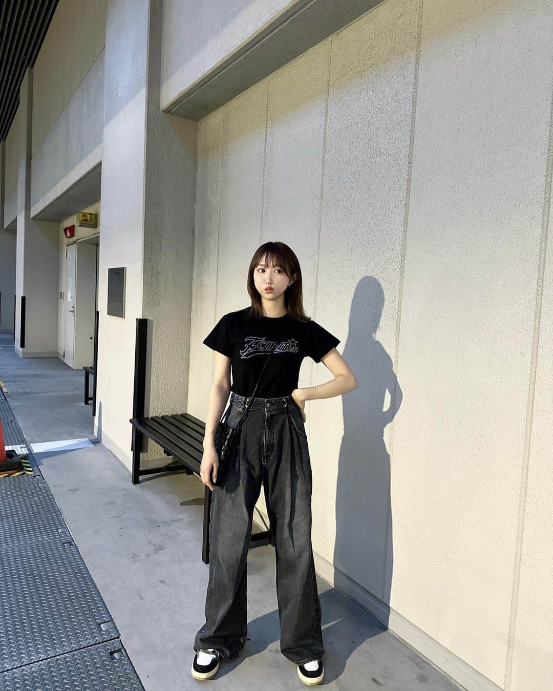 Ayanaさんのインスタグラム写真 - (AyanaInstagram)「🖤❤️ ⁡ ラインストーンのTシャツ やっとgetできた☆ かわいすぎる、、、🍎T ·̫ T ⁡ デニムに合わせても スウェットに合わせても色んな着こなしが出来そう🖤 ⁡ FCMM JAPANにレディースラインができて 7/21 12:00からZOZOで発売開始するよ⛓ ⁡ tee : @fcmm_japan  pants : @snidel_official  shoes : @shein_japan  ⁡ ⁡ #fcmm #fcmmjapan #Tシャツ #Tシャツコーデ #プチプラ #プチプラコーデ #y2k #y2kファッション  #ラインストーン #キラキラ #ワイドパンツ  #snidel #スナイデル #shein #shein購入品」7月20日 12時32分 - naalunlun