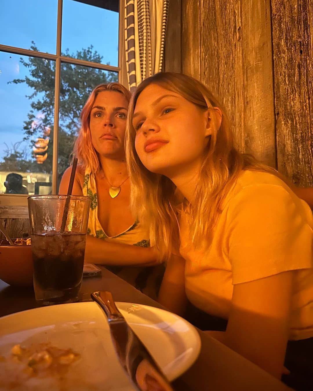 のインスタグラム：「exactly one month. it’s on both of our faces.」