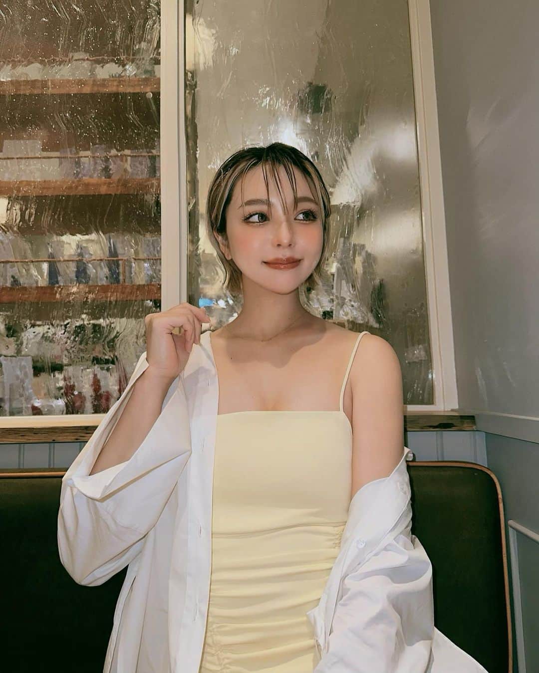 のインスタグラム：「❤︎  最近通っているセレクトクリニックにまた行ってきたよ💛 今回もピコレーザートーニング✨ 小さいシミとか肝斑を薄くしてもらいました🥺❣️ レーザーの後、鎮静のパックしてもらえるから ひんやりしてすっごくきもちいい🫶🫧 終わった後もダウンタイムなくてすぐメイクできて、 赤みとかも激しく出ないよ😊 夏はベタつくしできるだけメイク厚塗りとか したくないから本当にいいよね💄🥰  続ける事で肌質の改善や肌トラブルを防ぐ効果があるそうなので 夏の刺激に負けないで頑張るぞう🥰💖  ありがとうございました💛 @selectclinic @dr_risa_  #ピコトーニング #selectclinic #セレクトクリニック」