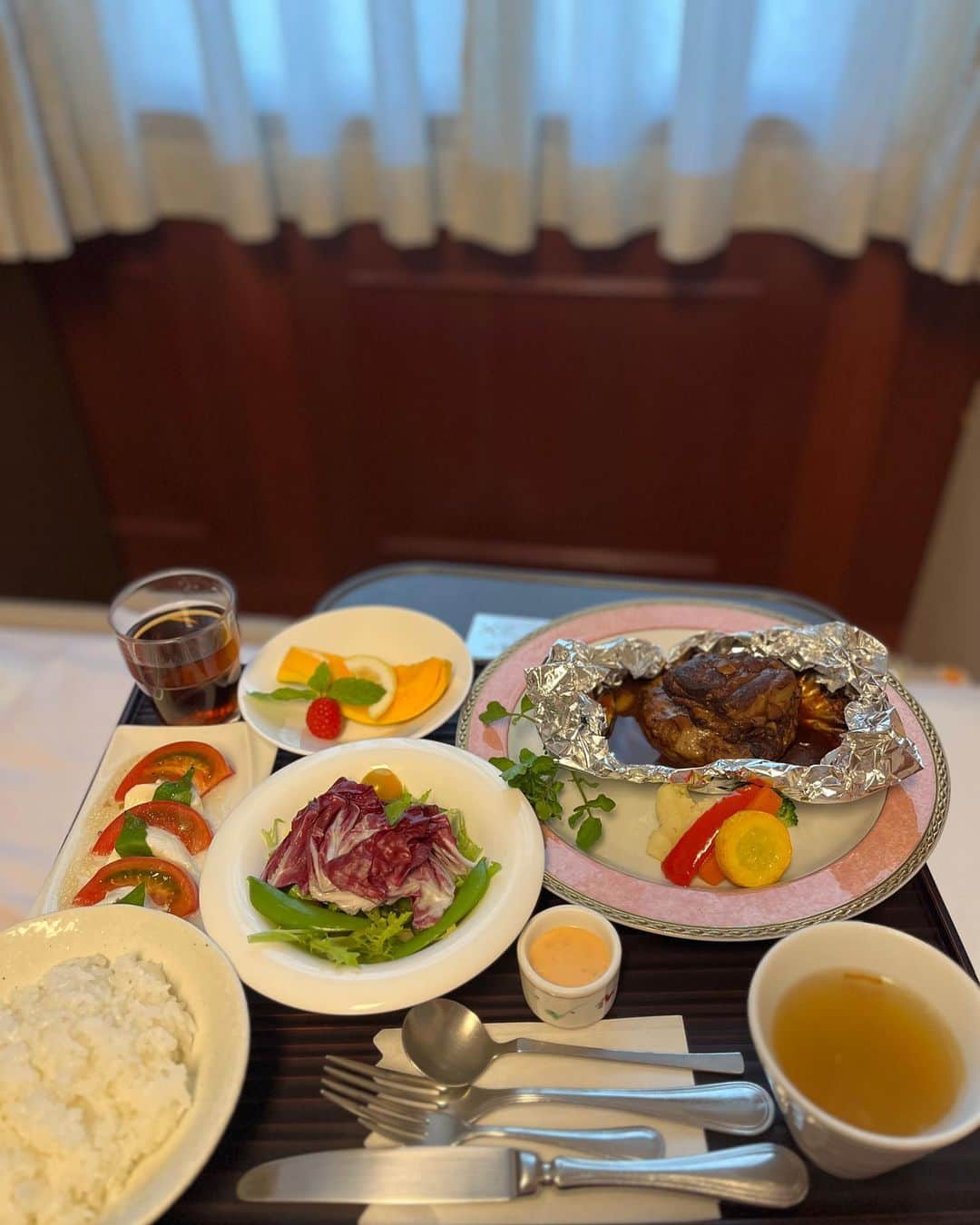 湯田友美さんのインスタグラム写真 - (湯田友美Instagram)「It’s a boy🤍 先日、第二子となる男の子を出産し、無事に退院することができました。 👶🏻3260g/52.0cm 👩🏻ヘモグロビン12.0/体重−3kg  出産の感動は大きく、その後の体の破壊とホルモンバランスの乱れも大きいです😂🌊3-4時間おきの授乳＋お世話インターバルに必死の毎日です🫠😪  今回は、計画無痛分娩で出産しました。ご興味ある方は、下記も読んでみてください😊  長ーーい育児レース。ぼちぼちやります🍼🤍 ・ ・ ・ ・ #計画無痛分娩 #第二子 #男の子兄弟 #令和5年7月生まれ ・ ・ ・ ・ 一人目は、ソフロロジー式分娩法を取り入れた、自然分娩でした✨🌿  二人目は、どうせなら違う産院、出産方法も選択できるようにと思い、一人目とは180度方向転換し、無痛分娩が有名な産院を選択。  最後まで自然分娩とも悩んだ末、36週で計画無痛分娩に！理由は、 ・家から産院が遠い/・無痛分娩を経験してみたかった/・自然分娩の時の陣痛が半端なく痛かった記憶がある/・2歳11ヶ月の長男がいるので、計画がある程度立つほうが安心/・夫が立会いを希望している/・産院の無痛分娩の説明会へ参加して経験してみたいと思った  予定通り、前日から入院。 麻酔を入れる当日は、前夜9時から絶食。当日は、OS1ゼリーのみ🥺 驚いたのは、同じ日を希望した計画無痛の妊婦さんがカーテンで仕切られた横並びの分娩台の上で、一斉に処置をされていくこと😳本能でかってに、9時にみんな一斉スタートだ！とスイッチ入り、1番に産みたい…とバカな思考が入る…笑　空腹で早くご飯も食べたかったし😂  AM６時30分　分娩台で処置開始 AM８時30分　硬膜外麻酔処置 AM９時　少しずつ陣痛促進剤開始/破水の処置  私は、8時30分に麻酔を入れてから、出産まで一度も立ち上がれず、左右向くか、上向くかで待機でした！ 幸い、陣痛も波に乗り、お産もいいペースで進んでくれ、痛みがあれば麻酔を足してもらえるので、陣痛3分間隔でも、痛みでのたうち回ることなく、私が感じたのは重い生理痛レベル。無痛といえど、最後にいきめる感覚も残すために、完全に無痛ではないです。  ちゃんと陣痛の波が来るのも感じられていたので、波が来たら、吐く息を意識して、副交感神経優位に。波が遠ざかればウトウトしながら体力温存していたところ、いきなり赤ちゃんが下へ降りてきて、激痛😭慌てて助産師さんを呼び、大事にとっておいた2回だけ使えるという強い麻酔を足してもらうも、完全に効くまでの間に生まれました🤣  分娩所要時間 4時間40分(1位。笑)  最後は、3回のいきみで生まれました。この1回1回はしっかり痛かったし、苦しかった😂下半身に上手く力が入らないので、いきみ方も前回と違い、助産師さんの誘導と、自然な感覚に全集中させた、濃い時間でした✨最後に赤ちゃんが生まれてくる瞬間は、なんとも言えない感覚と感動です。  産後は、母子別室で3時間ごとの赤ちゃんのお世話がスタート。私の隣で9分後に出産された2位の人ともたくさんお話しでき、あまりにも静かに出産されていたので聞いてみたら、最後強い麻酔まで使わずとも、痛みなく、赤ちゃんがするりとおりてきて産めたとのこと😳麻酔の効き方は個人差があるというけど、みんな違いすぎてびっくり。  同じ計画無痛分娩でも、赤ちゃんが降りてこず２日間かかった人や、２日かかった末、帝王切開になった人もいました。出産は十人十色。そしてママも赤ちゃんも、みんな命がけなんだなと、改めて感じました。産院での入院生活、神秘的で、あー生きてる。とたくさん感じられた貴重な時間でした✨😊  変わらないのは、自然分娩、無痛分娩、どちらの産み方のときもお腹の中にいた赤ちゃんが、この世に生まれ、姿を見せてくれた瞬間の感動は、変わらずに大きかったことです🤲✨  同じ自分という体でも、妊娠中の生活、出産の過程が違うと、産後の体の状態も1人目と全然違います！！  出産方法も産院もいろいろありますが、自分が納得して選ぶ事が1番大事。とはいえ、妊娠がわかってから産院を選ぶまでの時間が短すぎるけど😂  ちなみに計画無痛分娩は、＋120,000円でした💁🏻‍♀️  誰かの参考になれば嬉しいです🤲」7月20日 12時41分 - yudatomomi