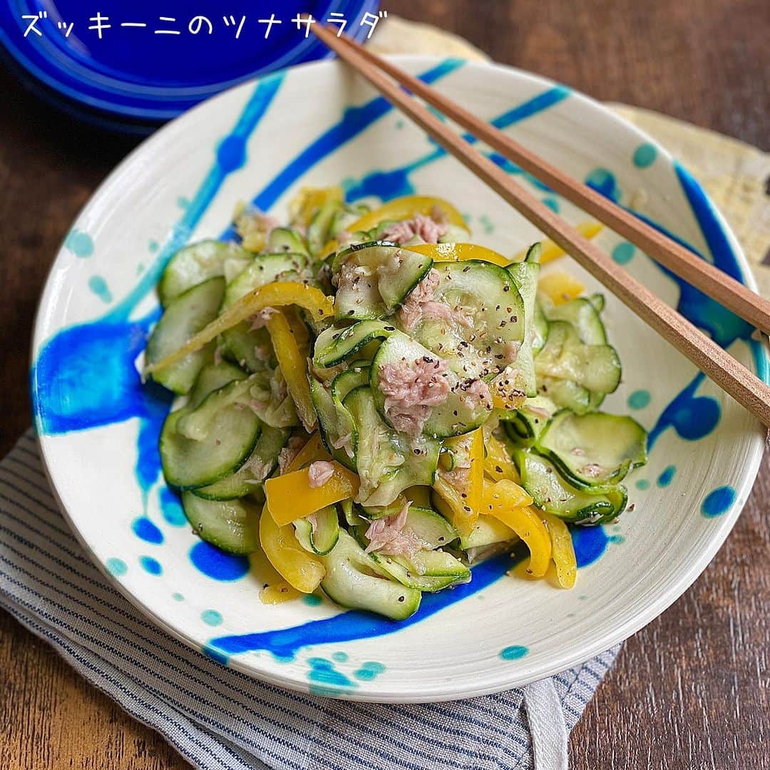 アルペンザルツ公式Instagramのインスタグラム：「レシピあり 「 ズッキーニのツナサラダ」の作り方 * ツナとの相性抜群！夏に食べたいサラダレシピのご紹介❤︎ * 今回のレシピは、 @rietty1211 さんに作ってもらいました！ * ∴♔∴∴♔∴∴♔∴∴♔∴∴♔∴∴♔∴∴♔∴∴♔∴∴♔∴∴♔∴ 気軽にフォローして下さいね❤︎ いいねやコメントも励みになります！ 公式アカウント⇰〖 @alpensalz_jp 〗 ∴♔∴∴♔∴∴♔∴∴♔∴∴♔∴∴♔∴∴♔∴∴♔∴∴♔∴∴♔∴ * [りえさんからのワンポイント] ズッキーニを塩揉みして水気をしっかり絞るのがポイントです。お酢を減らしてレモン汁を入れても美味しいですよ！ * ぜひ参考に作ってみてくださいね！ * ✈「ドイツを巡る旅」ご招待キャンペーン✈ . ． 「アルペンザルツのふるさとドイツを巡る旅」ご招待キャンペーンがスタート！ . 毎年ご好評いただいているキャンペーン、今年は旅行内容を少しリニューアルしています。 A賞「ドイツを巡る旅」は、中世の面影を残す旧市街が美しいハイデルベルク、”中世の宝石“と称される街並みが残るローテンブルク、ロマンチック街道を通ってノイシュバンシュタインを訪れてミュンヘンへ。ミュンヘンでは、アルペンザルツの原産地である岩塩鉱山へご案内いたします。他では体験できないオリジナルツアーへご招待します。 . 🎁応募方法 プロフィールのURLからご応募ください。 どなたでも簡単にご応募いただけます！ www.alpensalz.jp . 🎁応募期間 2023年8月31日(木)23:59まで .  🎁プレゼント賞品 A賞：ドイツを巡る旅 (2組4名様) B賞：アルペンザルツとミニオンズオリジナルグミのセット (50名様) .  🎁注意事項 旅行の日程や参加条件などは、キャンペーン特設サイトをご確認ください。 ∴♔∴∴♔∴ Ⓡ Ⓔ Ⓒ Ⓘ Ⓟ Ⓔ ∴♔∴∴♔∴ * ズッキーニ…1本 アルペンザルツ…小さじ1 パプリカ…1/2個 ツナ缶…1個 お酢…大さじ1 はちみつ…小さじ1 ハーブ入りアルペンザルツ小さじ…1/2 オリーブオイル…大さじ1 * * * 【作り方】 ①ズッキーニをスライサーで薄くスライスし、アルペンザルツ大さじ1弱で塩揉みしておいておく。パプリカは食べやすい大きさに切る。 * ②塩揉みしたズッキーニの水をしっかり絞りボウルに入れる。油を切ったツナとパプリカも入れる。 * ③ボウルにお酢、ハーブ入りアルペンザルツ、はちみつ、オリーブオイルを入れて野菜を和える。 * ④皿に盛り付け、ブラックペッパーを振る。  * #アルペンザルツ #塩 #美味しい塩 * #今日のごはん #手作りごはん #簡単レシピ #おかず #レシピ #食卓 #節約 #献立 #家庭料理 #節約生活 #自炊 #ランチ #家ごはん #時短レシピ #簡単レシピ #おいしい #料理 #美味しい #おうちごはん #手作り料理 #手料理 #料理好きな人と繋がりたい #塩レシピ #サラダ #ズッキーニ」