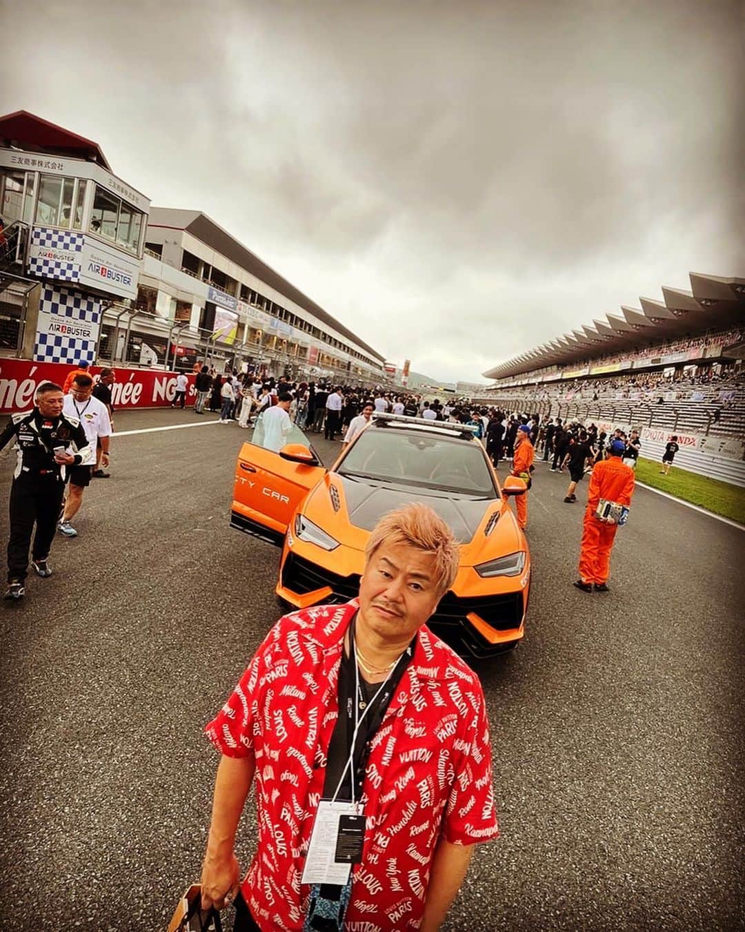 諸星伸一のインスタグラム：「⭐️富士スピードウェイ⭐️  #lamborghini #ランボルギーニ #morohoshi #諸星伸一 #fightingstar #ファイティングスター #fsbk #世界最強モロックマ #世界最強諸星一家 #諸星一家 #powercraft  #lexani #lexanijapan #rockford #tokyo #japan  久しぶりに会えた方もたくさんいて楽しかった😊  集中してレースを見てたら血が騒いだ🩸」