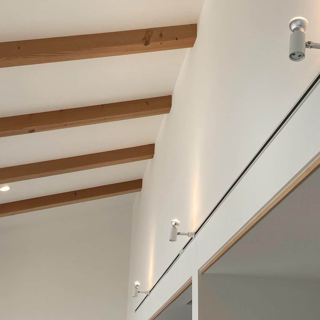 大和建設株式会社さんのインスタグラム写真 - (大和建設株式会社Instagram)「・ 『淡色ノイエ』 梁表しの天井がアクセントになり、開放感のあるリビングに✨  7/22 (土) 〜 7/30 (日)  10:00〜17:00  ご予約は下記のお電話番号、プロフィールのリンク又は、ホームページ予約サイトからお願いいたします。 →@daiwakensetsu  → http://www.daiwakensetu.com  大和建設株式会社 羽島のアトリエ　『住まいの相談所』 ☎️ 086(476)9055  #大和建設 #倉敷市注文住宅  #リノベーション  #平屋  #倉敷完成見学会  #ハウスガードシステム #腐らない柱 #庭のある暮らし #びおソーラーの家  #木の家 #造作家具 #造作建具 #倉敷の家  #暮らしを豊かにする家づくり #植物のある暮らし  #マイホーム #注文住宅 #岡山県注文住宅  #岡山市注文住宅  #総社市注文住宅 #笠岡市注文住宅 #井原市注文住宅 #和モダン #パッシブデザイン #木造住宅#岡山の工務店#倉敷工務店#倉敷モデルハウス#笠岡分譲住宅#庭」7月20日 12時49分 - daiwakensetsu