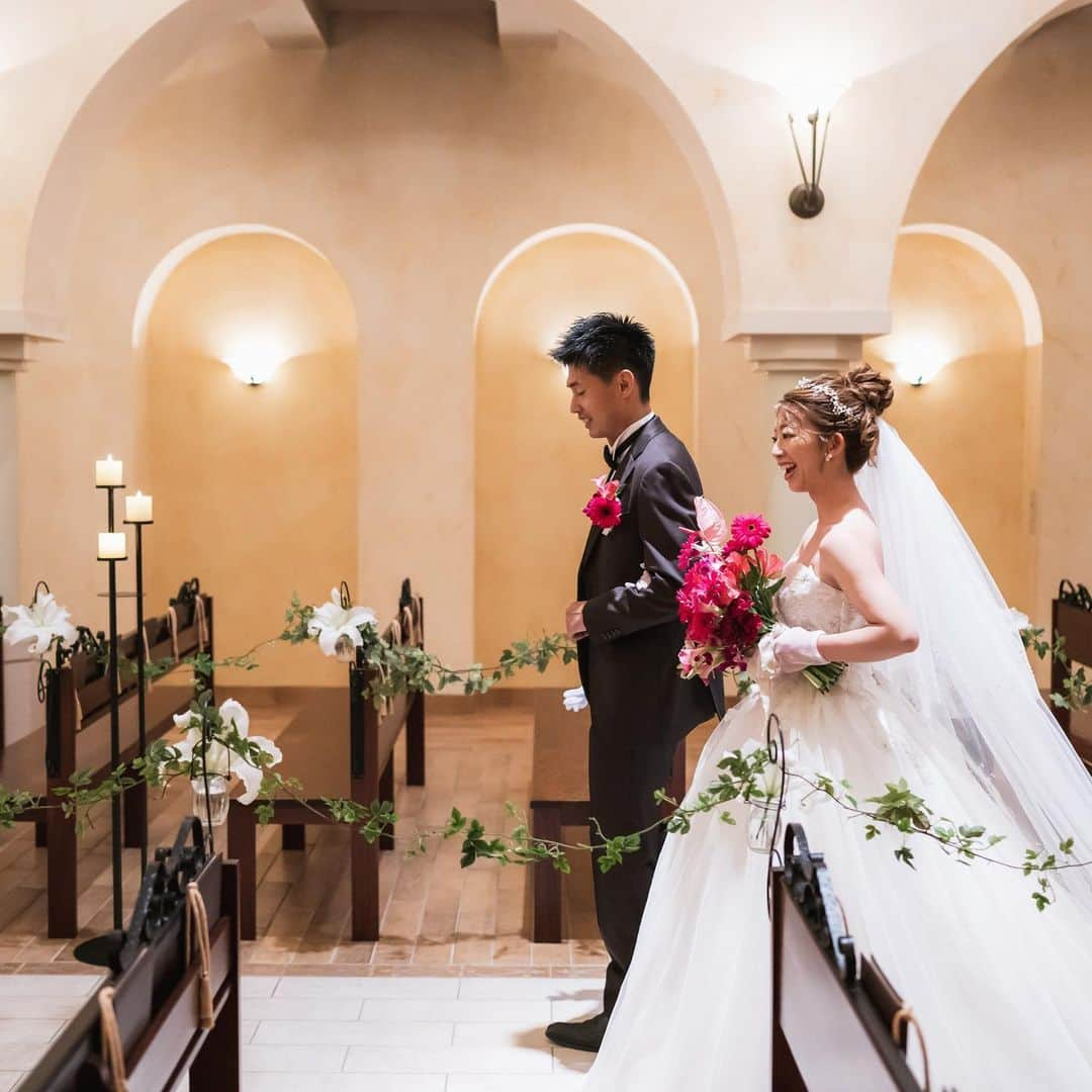 ヴィラ・デ・マリアージュ太田さんのインスタグラム写真 - (ヴィラ・デ・マリアージュ太田Instagram)「Wedding Name: BIG SMILE  5回目のデートで交際がスタートしたお二人。  沢山デートをし2022年2月20日 「will you marry me?」 と匠さんから夏生さんへプロポーズ。  これをみて1番に思い浮かんだのは ブルーノマーズの「marry you」でした。  ポップでとてもおちゃらけたような曲ですが、 どんな夫婦になりそうですか？という質問に 「笑いが絶えなくて楽しい夫婦」 とお答え下さいました。  とってもホワホワしていてかわいらしい雰囲気の 夏生さん。 真面目だけれどサッカーが大好きでギャップのある 匠さん。  そんなお二人には【BIG SMILE】 がよくお似合いです☺️  5/13新しい夫婦となったお二人。 これからの未来も、笑顔の絶えない夫婦として 歩んでいけますように。  #ヴィラマリ花嫁  #ヴィラデマリアージュ #ヴィラデマリアージュ太田 #結婚式  #群馬結婚式  #群馬式場 #春婚  #テラコッタドレス  #春ブーケ  #桜前撮り  #式場見学  #式場探し #ブライダルフェア  #プレ花嫁さんと繋がりたい #結婚式コーデ #結婚式ヘアアレンジ #結婚式お呼ばれ #結婚式準備 #卒花 #挙式 #披露宴」7月20日 12時50分 - villas_des_mariages_ota