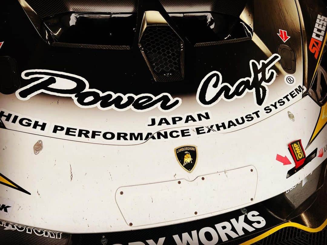諸星伸一のインスタグラム：「⭐️パワークラフトプロモーションレーシング⭐️  予選上位でもゲストの為、最後尾スタートで途中トップとかすごいんだけど✨笑  #lamborghini #ランボルギーニ #morohoshi #諸星伸一 #fightingstar #ファイティングスター #fsbk #世界最強モロックマ #世界最強諸星一家 #諸星一家 #powercraft  #lexani #lexanijapan #rockford #tokyo #japan  ドライバー、チーム監督、メカニック、スタッフ、多くの人で一台のランボルギーニを走らせるという物語が心に刺さった✨」