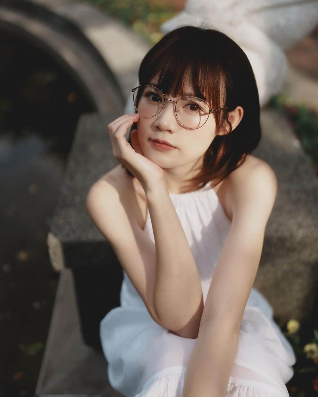 ウー・シンティーのインスタグラム：「一個小小的點綴 竟能讓人看起來聰明加倍？！  水滴形的鏡框一直是我最喜歡的 𝐌𝐊這幅有一些特別稜角 復古風味讓人想來一段  ♪ 所以暫時將妳眼睛閉了起來 黑暗之中漂浮我的期待 ♫  眼鏡不再只是近視專利 更是現代的超級時尚配備！ ♡(˃͈ દ ˂͈ ༶ )  #MichaelKorseyewear  #小林眼鏡獨家」