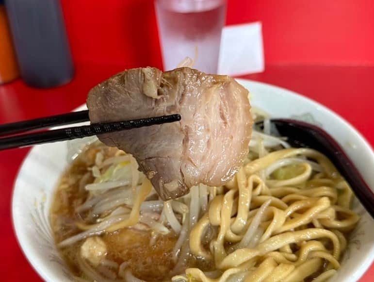 rasuさんのインスタグラム写真 - (rasuInstagram)「久しぶりの二郎が旨すぎた… 甘め非乳化で腕肉メインっぽいので液体脂も多くないしこんな旨いの最高すぎるよおおおおお！！  #ラーメン二郎 #ラーメン二郎生田駅前店 #二郎 #ラーメン #超超うまい」7月20日 13時00分 - rashu_eat