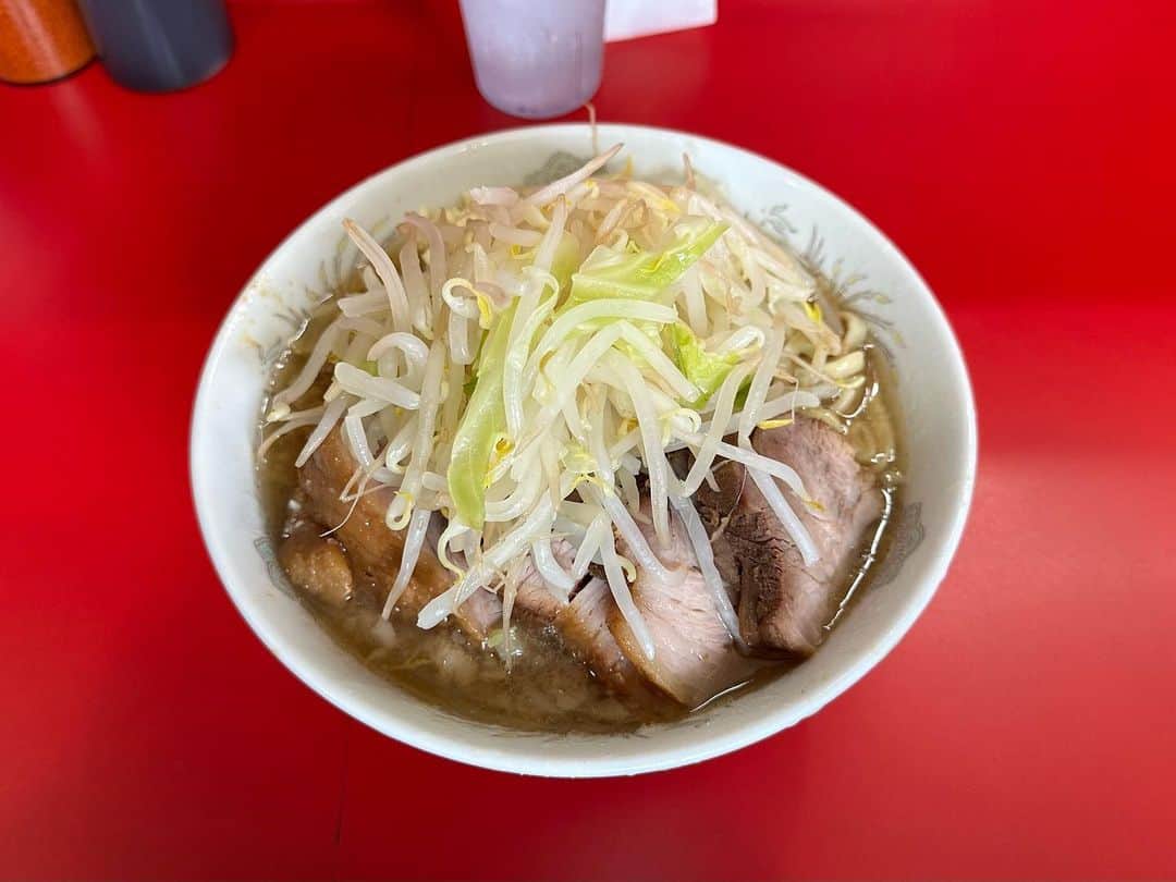rasuさんのインスタグラム写真 - (rasuInstagram)「久しぶりの二郎が旨すぎた… 甘め非乳化で腕肉メインっぽいので液体脂も多くないしこんな旨いの最高すぎるよおおおおお！！  #ラーメン二郎 #ラーメン二郎生田駅前店 #二郎 #ラーメン #超超うまい」7月20日 13時00分 - rashu_eat