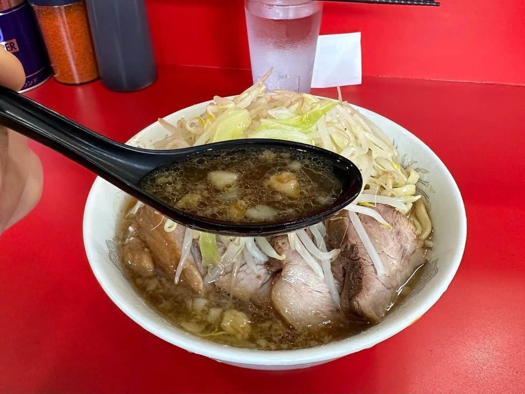rasuさんのインスタグラム写真 - (rasuInstagram)「久しぶりの二郎が旨すぎた… 甘め非乳化で腕肉メインっぽいので液体脂も多くないしこんな旨いの最高すぎるよおおおおお！！  #ラーメン二郎 #ラーメン二郎生田駅前店 #二郎 #ラーメン #超超うまい」7月20日 13時00分 - rashu_eat