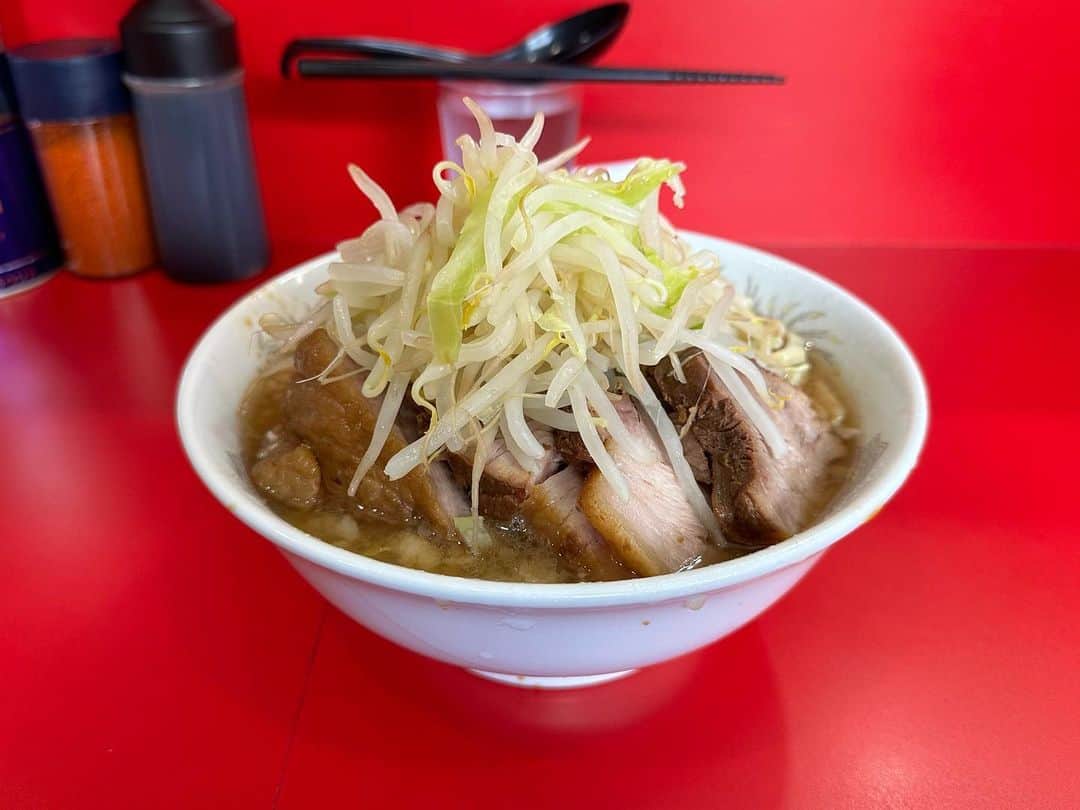 rasuさんのインスタグラム写真 - (rasuInstagram)「久しぶりの二郎が旨すぎた… 甘め非乳化で腕肉メインっぽいので液体脂も多くないしこんな旨いの最高すぎるよおおおおお！！  #ラーメン二郎 #ラーメン二郎生田駅前店 #二郎 #ラーメン #超超うまい」7月20日 13時00分 - rashu_eat