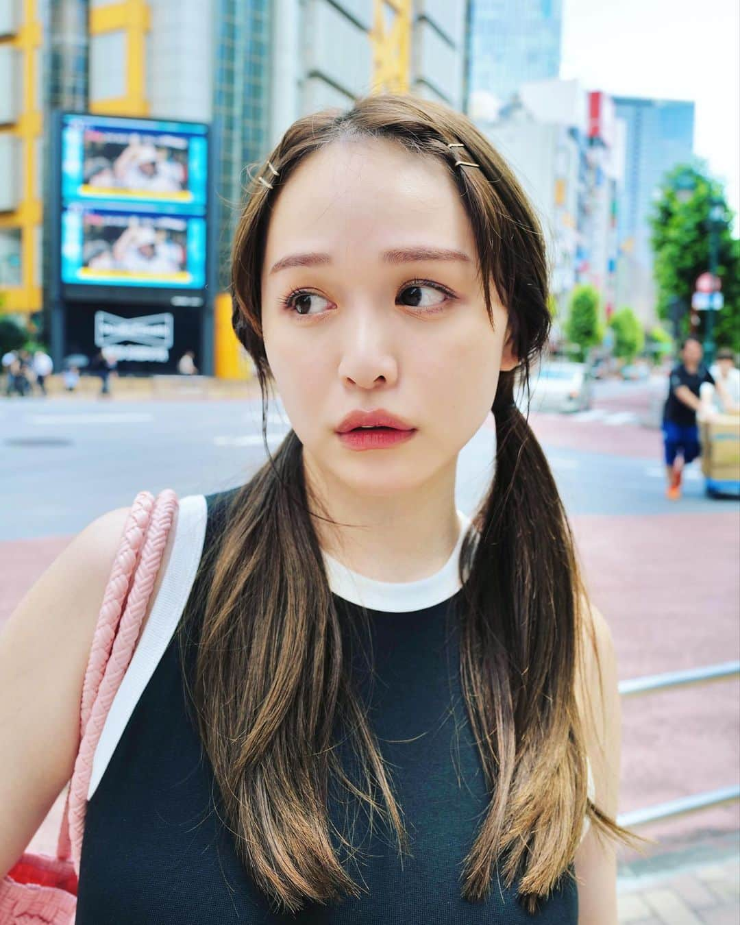 菅本裕子さんのインスタグラム写真 - (菅本裕子Instagram)「最近暑すぎるから、夏を楽しむコーデ&ヘアにしました🤣❤️ ⁡ テキトーにバームをいっぱい髪につけて ふたつ結びして、耳横の後れ毛はたっぷり！ 後れ毛にもバームをたっぷり付けて。 前髪はゴールドピンで止めるだけ！ ⁡ 私はめんどくさい事や、難しいヘアアレンジが出来ないのだけど、これくらいゆるいのも可愛いよね🤣💪笑 ⁡ ワンピースとスニーカーは今週買ったの！ めちゃ可愛くない😭❤️？ ⁡ カジュアルなコーディネートの時こそ、ツインテールやピンクを差し込みたくなるゆうこすでした🤭 ⁡ この暑さ、楽しんでこー！ ⁡ #ゆうこすコーデ #ツインテール」7月20日 13時01分 - yukos0520