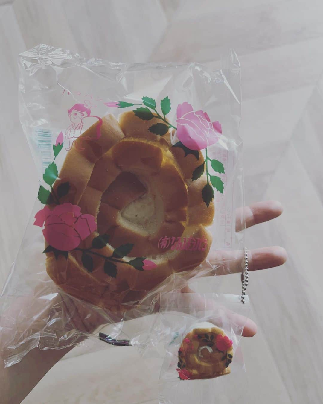 小原好美さんのインスタグラム写真 - (小原好美Instagram)「食べてみたかったバラパン ふわっふわで美味しかったです。  また絶対食べたい🍞 ご当地パンっていいね(●´ー｀●)  #島根 #なんぽうパン #バラパン」7月20日 12時56分 - konomi_kohara0628