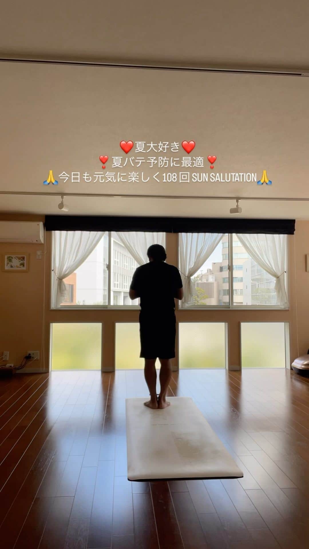 Ken Harakumaのインスタグラム：「ココロとカラダの万能薬❣️ ❤️108回SUN SALUTATION❤️ 🙏今日も元気に楽しく過ごしましょう🙏 @international_yoga_center  @iyc_jinbocho  @iyc_online_yoga_studio  @iycpottery」