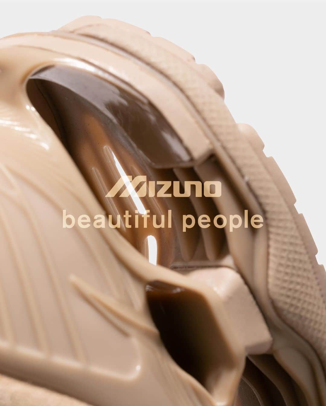 MIZUNO1906 Official Accountさんのインスタグラム写真 - (MIZUNO1906 Official AccountInstagram)「【MIZUNO × beautiful people】  “普通と特別の境界を乗り越える”をコンセプトに、相反するものから新しい美を見出すアパレルブランド『beautiful people』と、創業より日進月歩の技術革新によってスポーツシーンを支える『Mizuno』が3度目となるコラボレーションを展開する。    これまでに発売されたコラボレーションモデル同様に本モデルのベースとなったのはクッション性と安定性を追求する中で生まれたINFINITY WAVEを搭載するWAVE PROPHECY LS。    『beautiful people』とのコラボレーションモデルでは陸上シューズの代表作「CHRONO INX ９」を参考としたアッパーにデザインを大幅に変更した意欲作となっている。   第3弾となる今作は、機能性はそのままにスケルトン構造のアッパーからメッシュ仕様に変更となり、オールシーズン対応のシューズへ進化したシンプルかつモダンなニューモデル。    アッパーからアウトソールに至るまで、サンドベージュで統一ながらもスエードやヌバックといった異なるレザーを用いることで表情に奥行きを持たせている点も特徴だ。デザインコンセプトである“美の究極は機能に宿る”を体現した一足となっている。    ■商品名■  WAVE PROPHECY LS beautiful people  ■カラー■ D1GG232301  ■サイズ■  23.0 cm～29.0cm（ハーフサイズなし）  ■価格■ ￥39,600（税込）  ■発売予定日■  2023年7月29日(土)　11時  ※生産状況等により変更になる場合があります  ■販売店舗■  DOVER STREET MARKET GINZA  KICKS LAB.  mita sneakers  MIZUNO OSAKA CHAYAMACHI  MIZUNO TOKYO  ミズノショップ京都新京極 MIZUNO ONLINE STORE  @beautifulpeople_officialsite  @mizuno_official_shop   #mizunobeautifulpeople  #beautifulpeople #Mizuno #ミズノ #美津濃 #MizunoSportstyle #mizunotokyo #mizunoosaka #mizunokyoto #lifestyleshoes #lifestylesneakers」7月20日 13時09分 - mizuno_sportstyle_jp