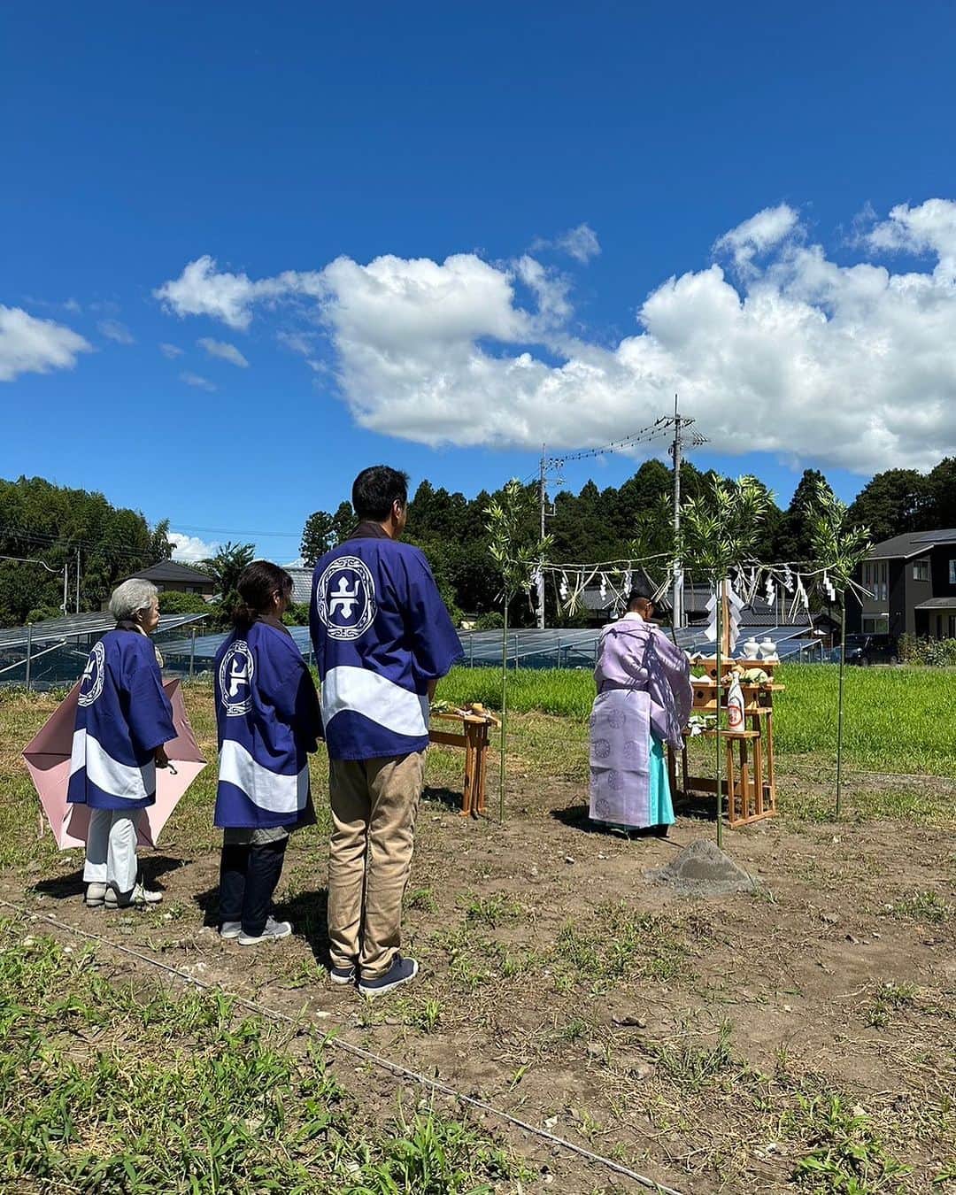 Fridge Homeのインスタグラム：「【現場レポート】 那珂市Kさんのおうち ・ 本日は地鎮祭でした㊗️ 晴天に恵まれた素晴らしい日となりました😊 いよいよ着工となります！よろしくお願いします😊」