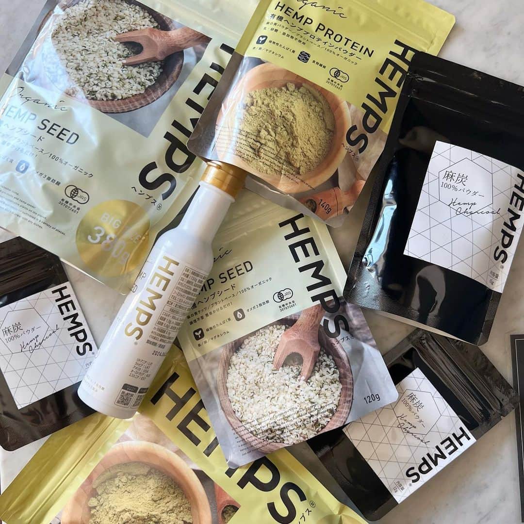 Rachien Smoothieのインスタグラム：「. . 人気のHEMPSシリーズ。  たくさん入荷！  ☑️ HEMPS有機ヘンプシード ☑️ HEMPS有機ヘンププロテイン ☑️ HEMPS麻炭100%パウダー  それぞれ大小2サイズございます。」