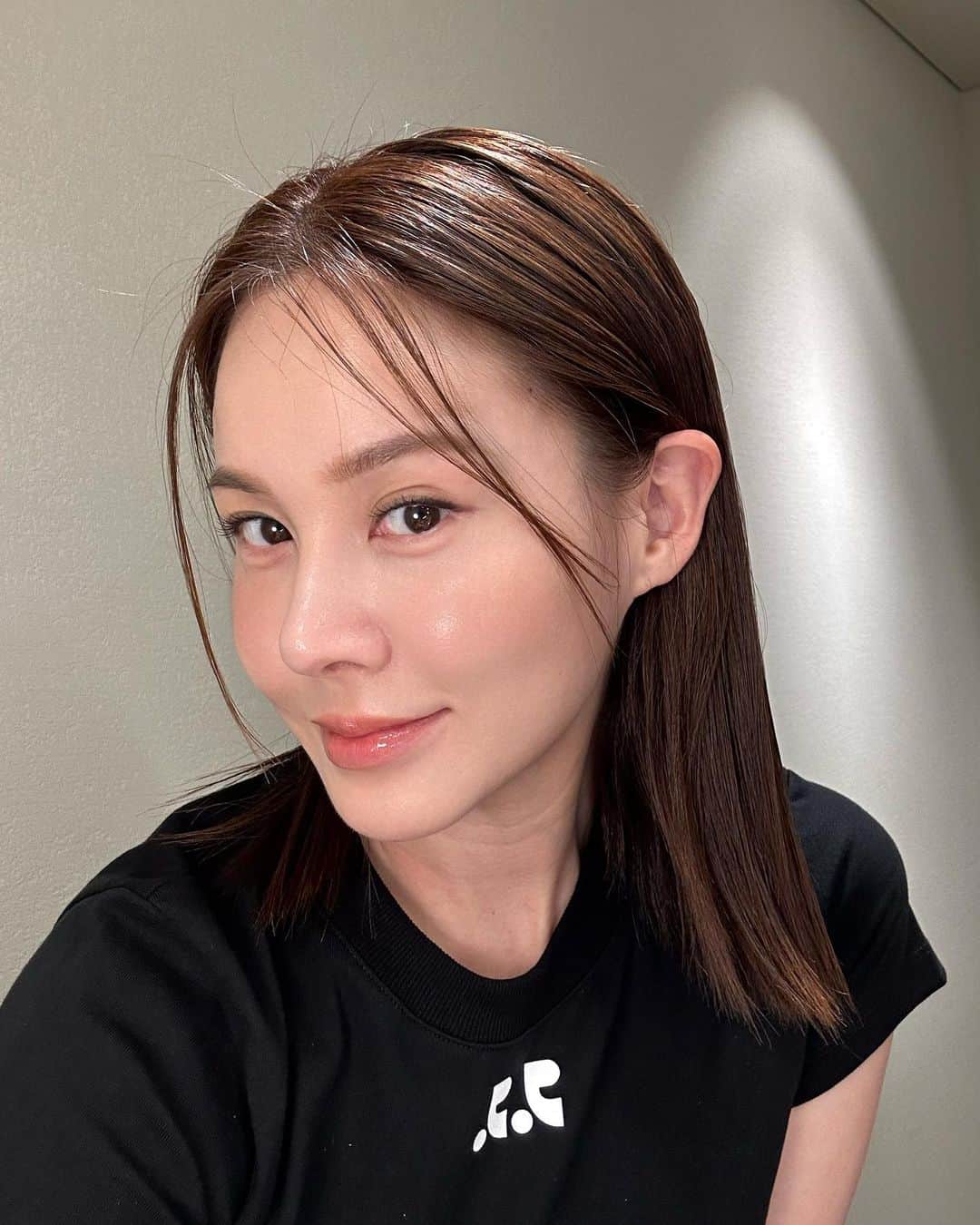 Ivyのインスタグラム：「글로시메이크업 헤어받고 출근! @jeong_eunn  @osh_makeup_  늘 고마워요💚」