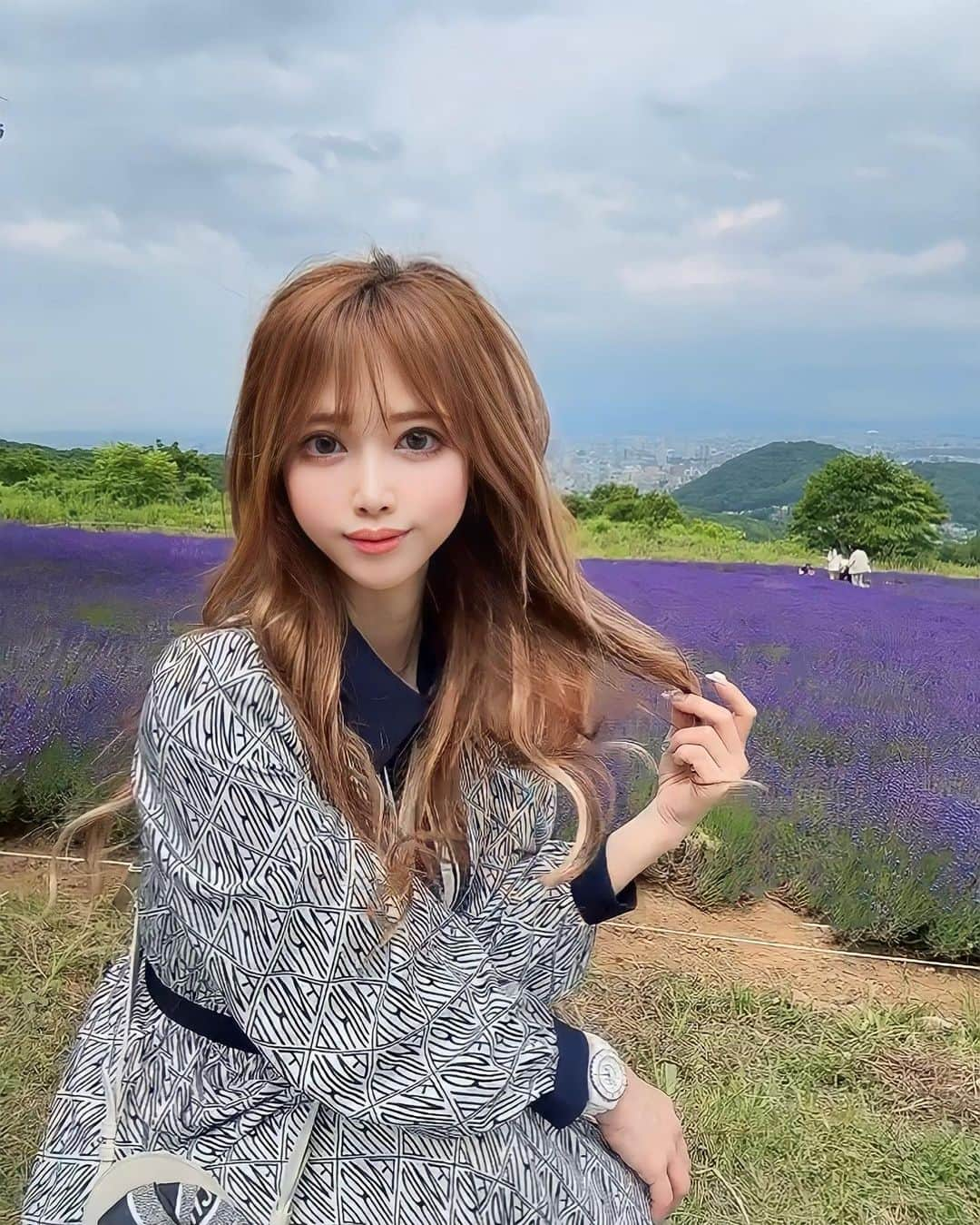 北山美奈のインスタグラム：「私は蜂が🐝とても苦手だ なのでこの日29度でしたが長袖で行ってきた🪻☀️💜 過去ノースリーブで冷や冷やしかしなかったから💦気持ちが全然違った😆👌 ２枚目何故か一人で顎クイしてる🥹  #バルセロナグループ #ラウンジ凛 #札幌 #すすきの #ススキノ #キャバクラ #キャバ嬢 #キャバクラ嬢 #ニュークラブ #ニュークラ #ニュークラ嬢 #キャバ #ラウンジ #ラウンジ嬢 #ガールズバー #ホステス #すすきのキャバクラ #すすきのキャバ嬢 #すすきのグルメ #札幌旅行 #美人 #美女 #可愛い #可愛い女の子 #いいね返し #ラベンダー #ラベンダー畑 #幌見峠 #幌見峠ラベンダー園」